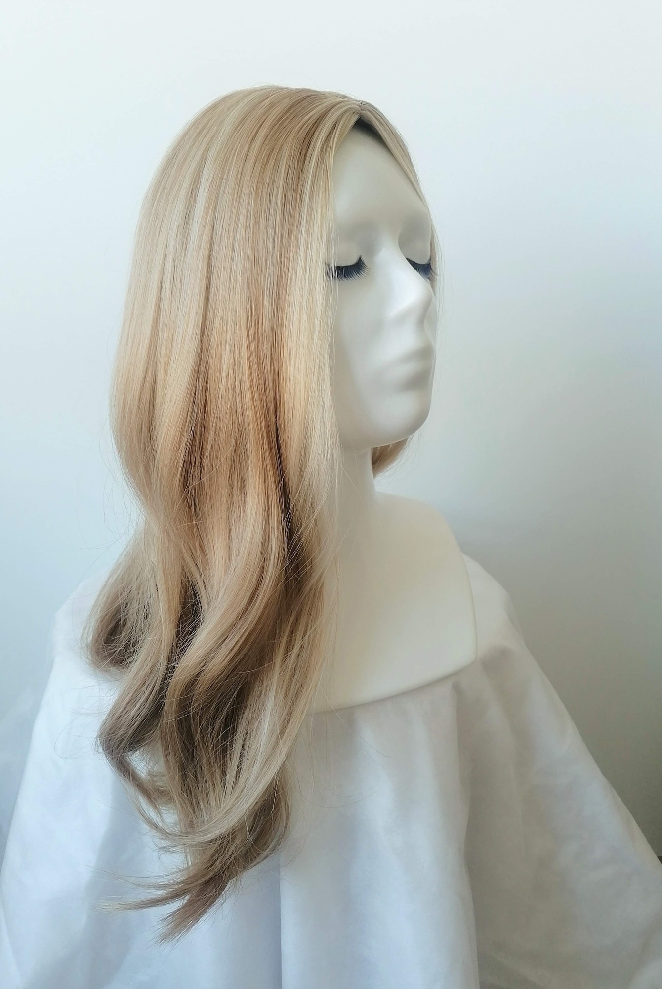 Perukas Nr. 326(1) natūrali blond spalva, vos pastebimos šviesesnės sruogos priekyje, ilgis 50cm