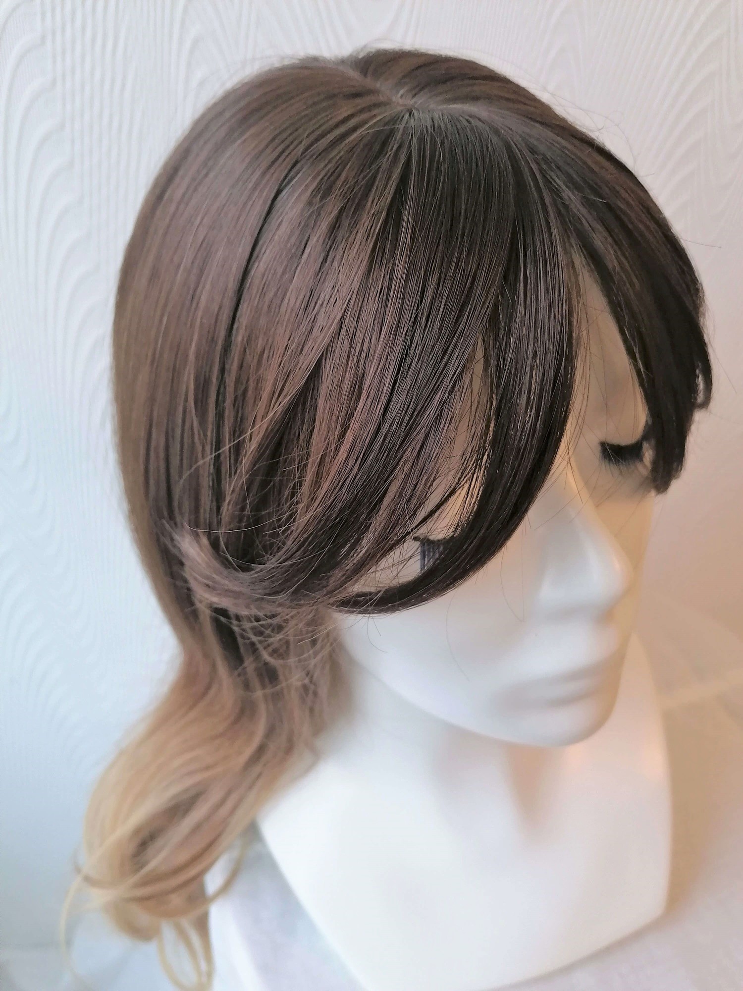 Perukas Nr. 301(1) lengvai banguotas, su kirpčiukais, ilgis 70cm