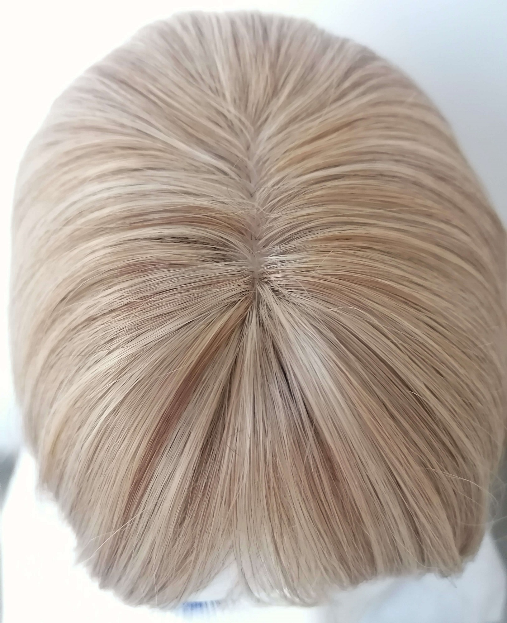 Perukas Nr. 242(3) blond spalva, šviesėjantys galai, ilgis 50cm