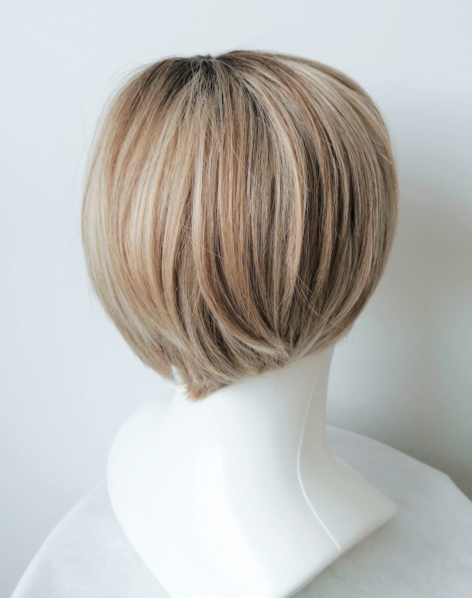 Perukas Nr. 1058(3) trumpų plaukų, dažytas smulkiomis sruogelėmis