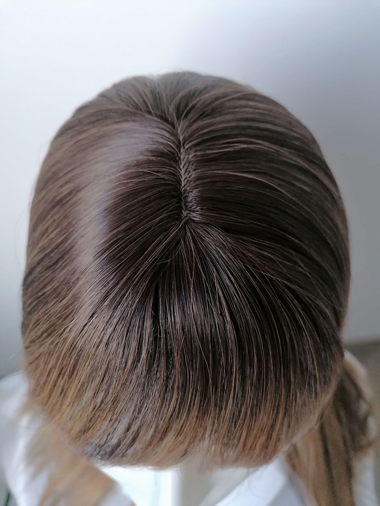 Perukas Nr. 5225(1) tamsiai rudas, vos pastebimos šviesesnės sruogos, ilgis 50cm