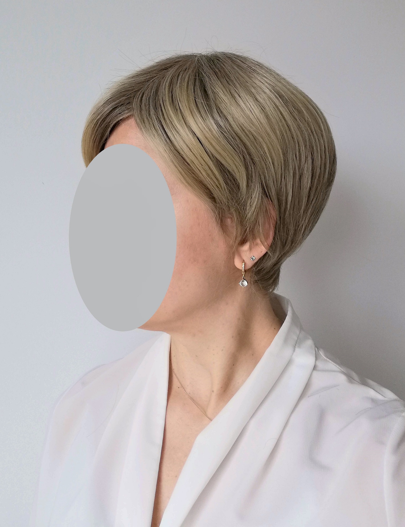 Perukas Nr. 480 trumpų plaukų, natūrali blond spalva su vos matomais patamsinimais