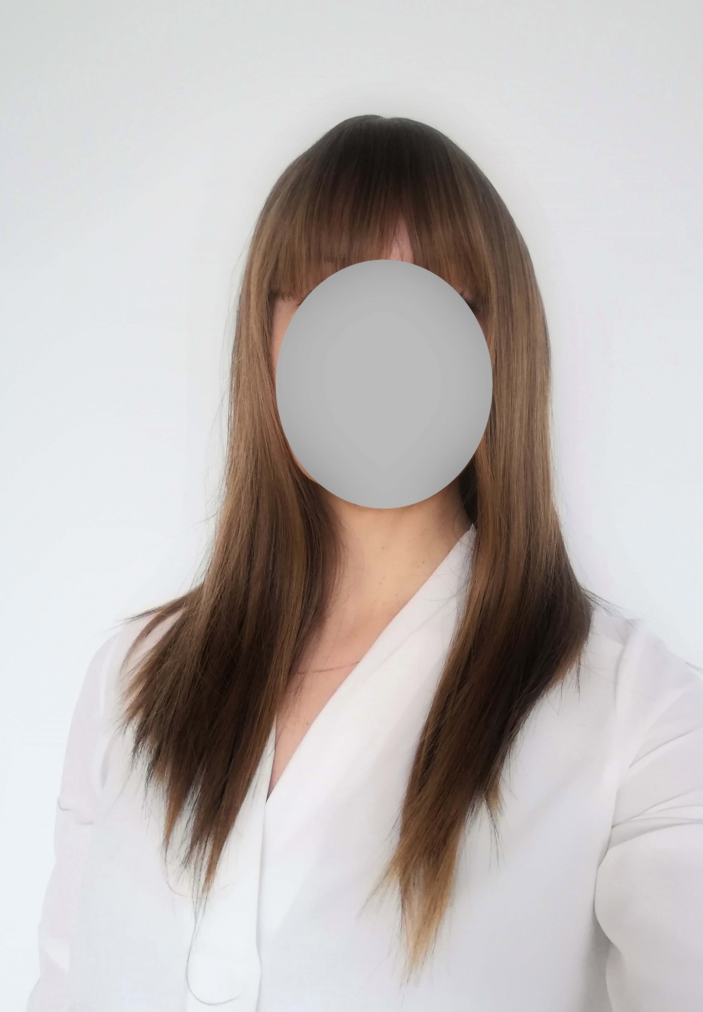 Perukas Nr. 5225(1) tamsiai rudas, vos pastebimos šviesesnės sruogos, ilgis 50cm