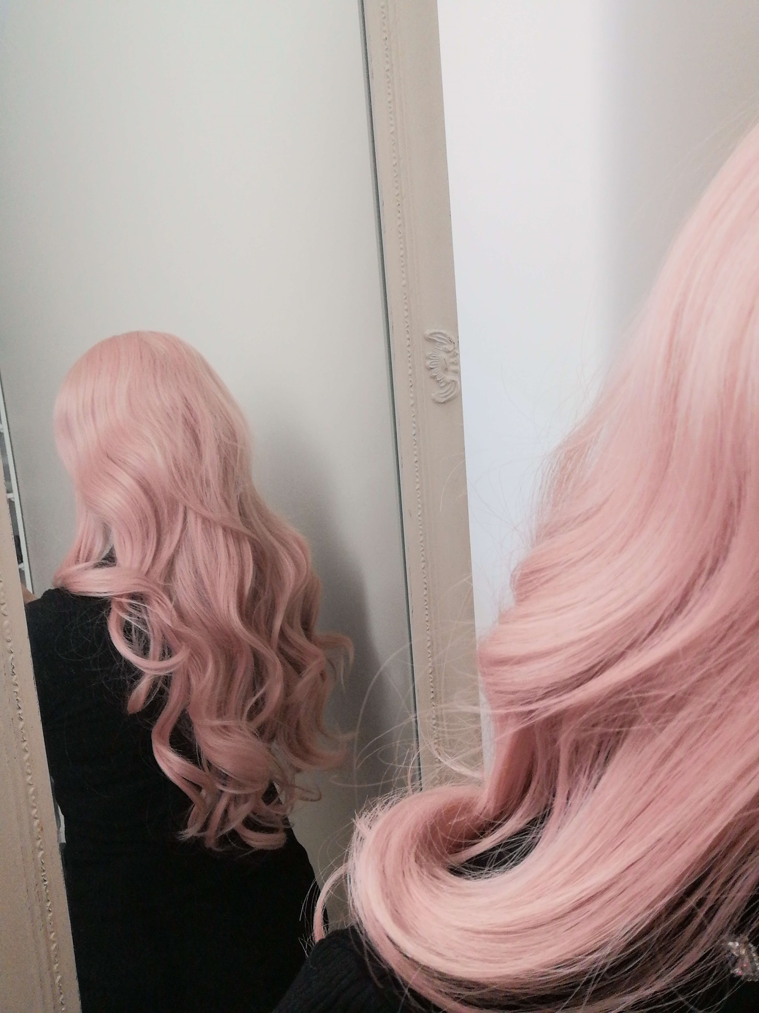 Perukas Nr. 003 rožinė spalva, garbanotas, ilgis 70cm