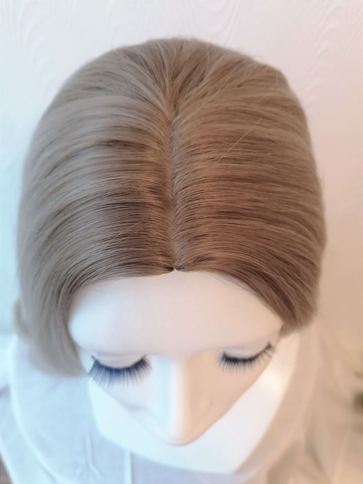 Perukas Nr. 5302 natūrali blond spalva, lengvai banguotas, ilgis 70cm