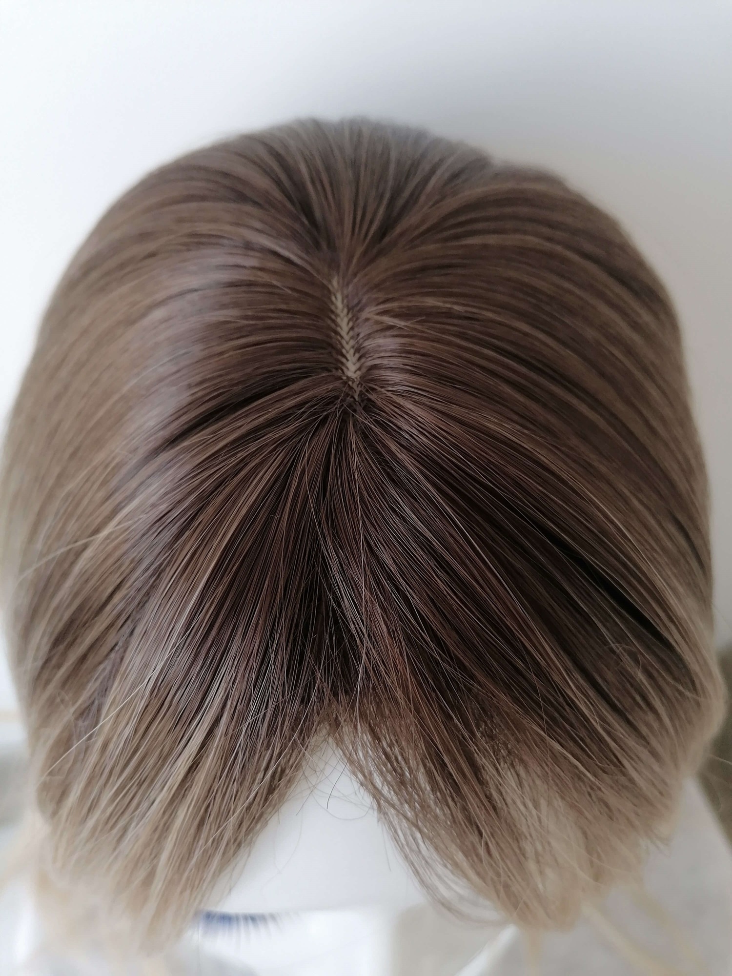 Perukas Nr. 287 blond su kirpčiukais, tamsintas viršugalvis, ilgis 65cm