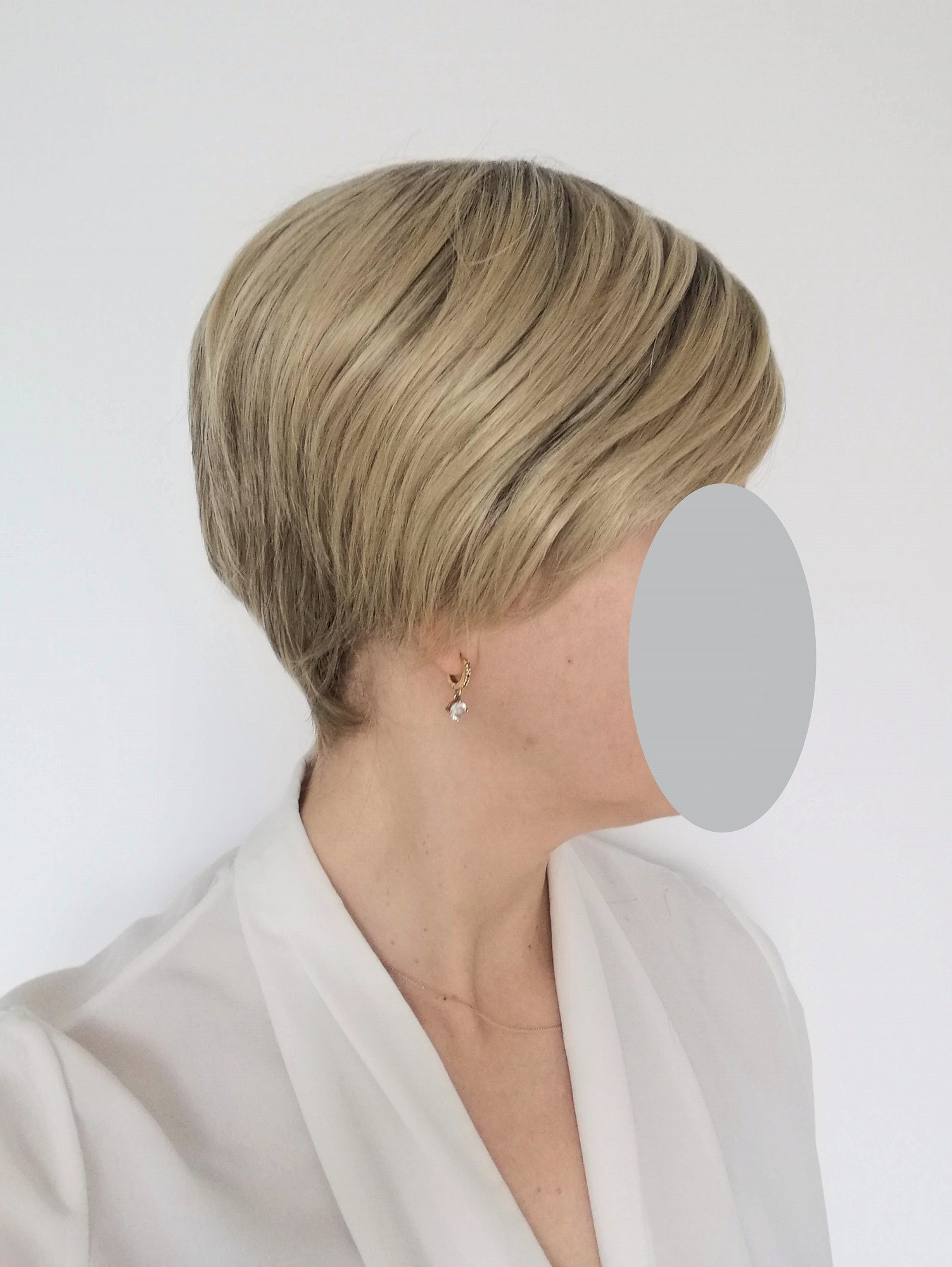 Perukas Nr. 480 trumpų plaukų, natūrali blond spalva su vos matomais patamsinimais