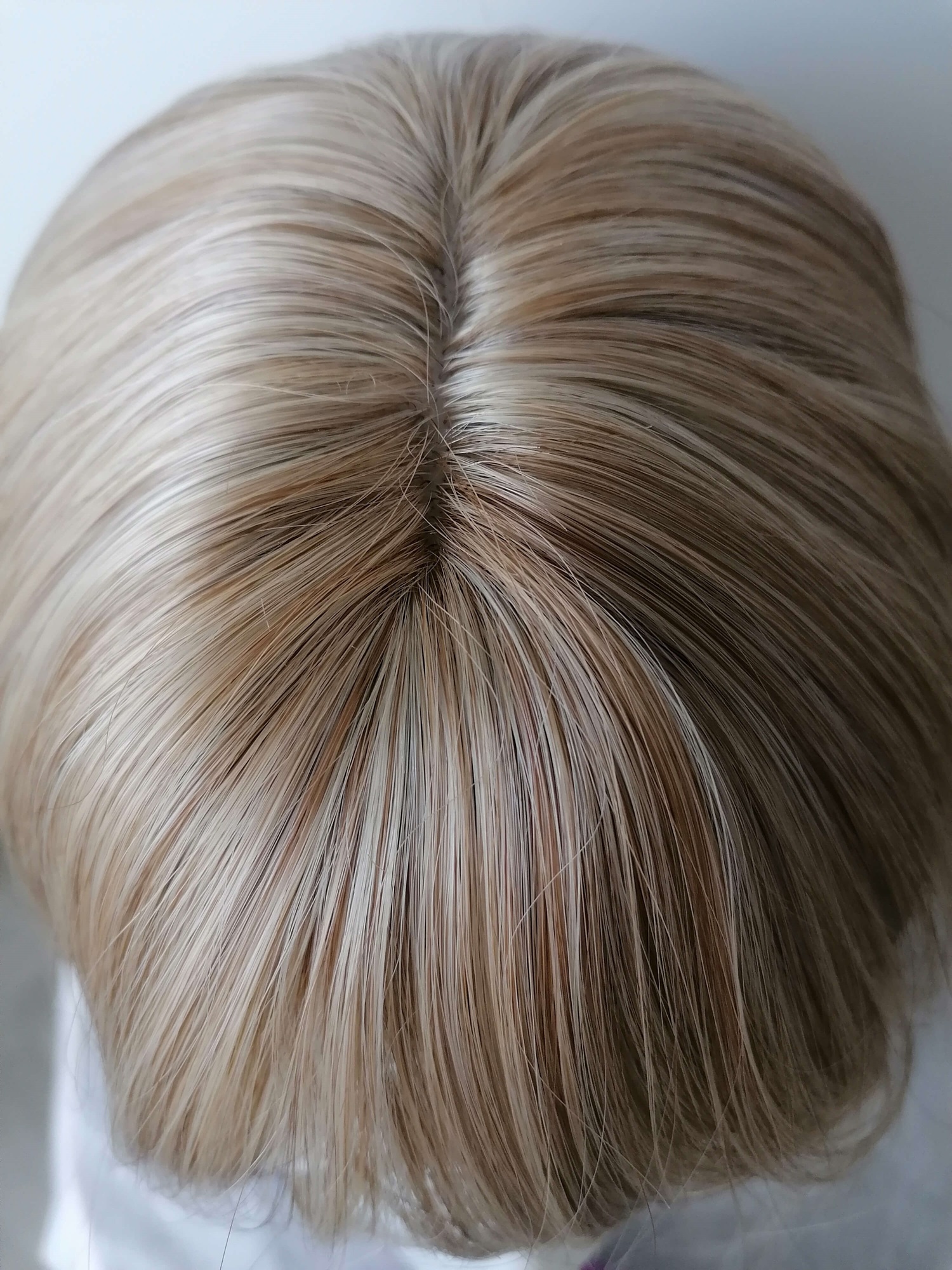 Perukas Nr. 1019(1) blond, su kirpčiukais, natūraliai šviesėjantys galai, ilgis 38cm