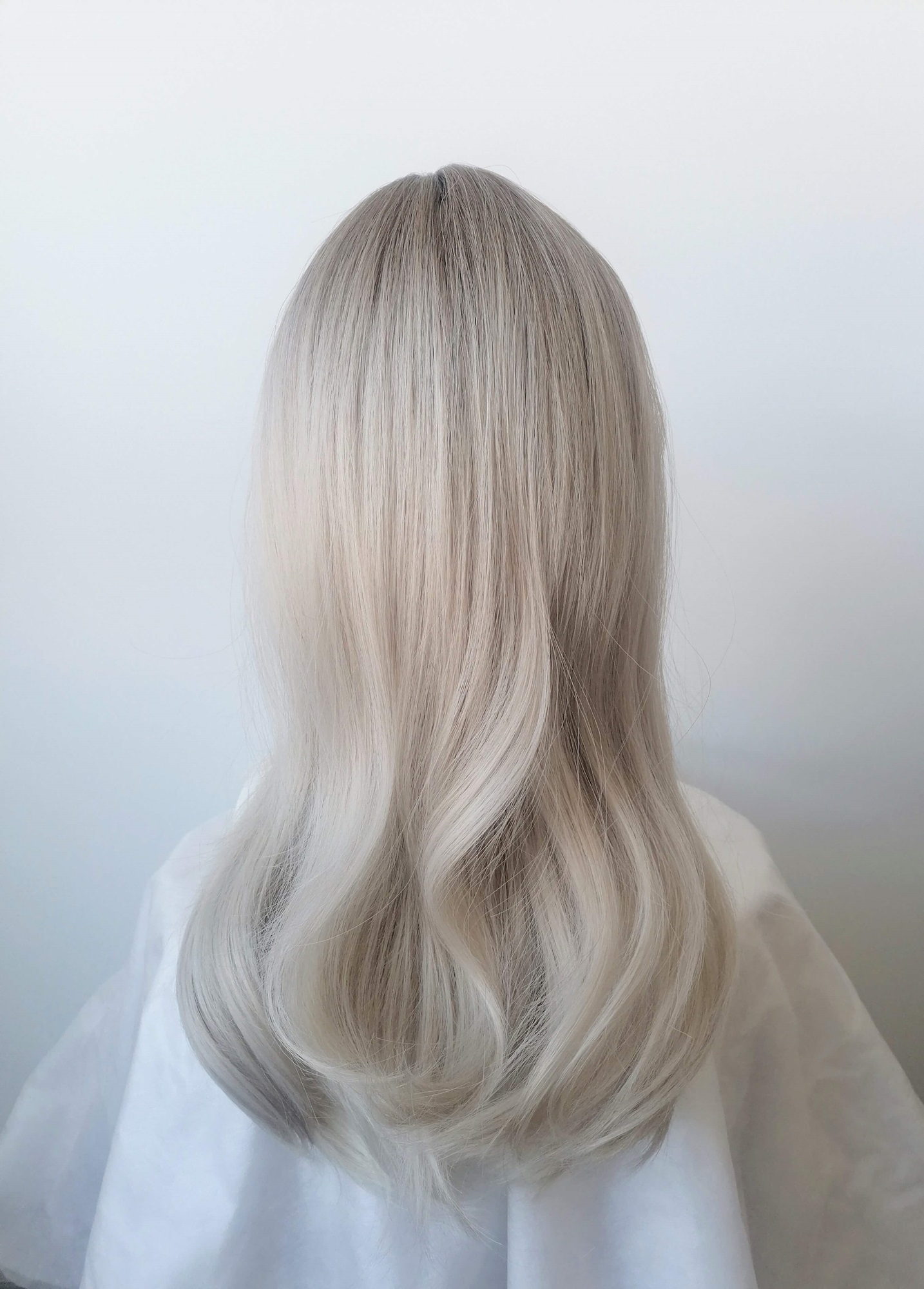 Perukas Nr. 5302 natūrali blond spalva, lengvai banguotas, ilgis 50cm