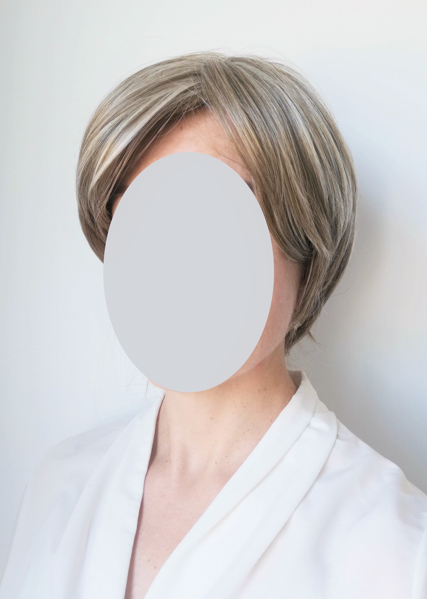 Perukas Nr. 386  trumpų plaukų, natūrali spalva su sruogelėmis