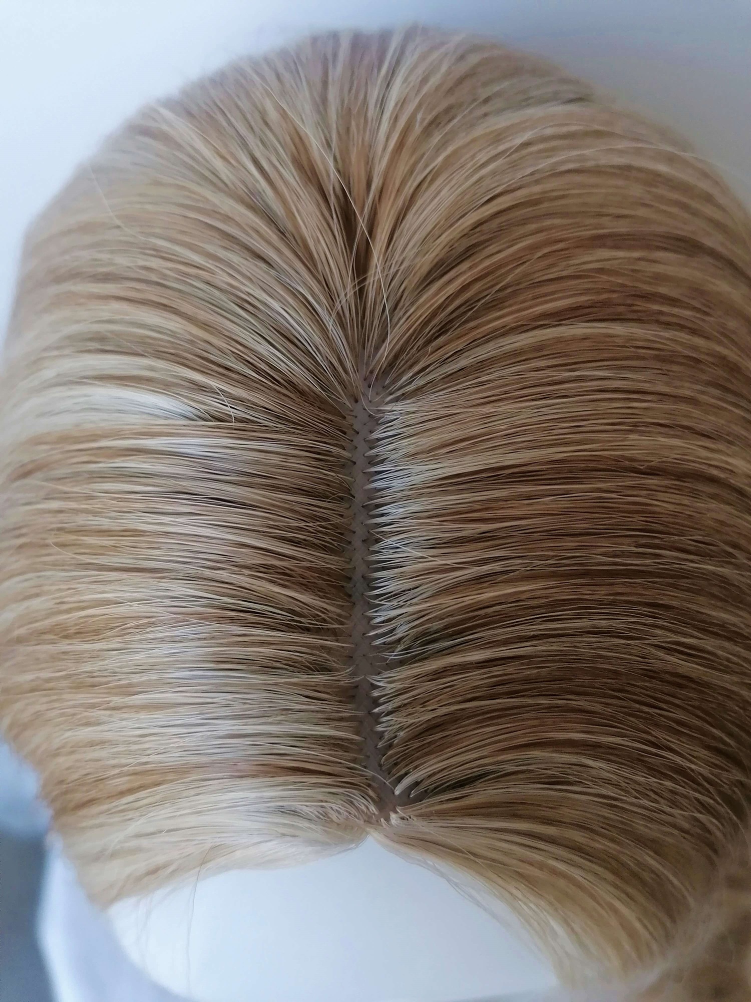 Perukas Nr. 326(1) natūrali blond spalva, vos pastebimos šviesesnės sruogos priekyje, ilgis 50cm