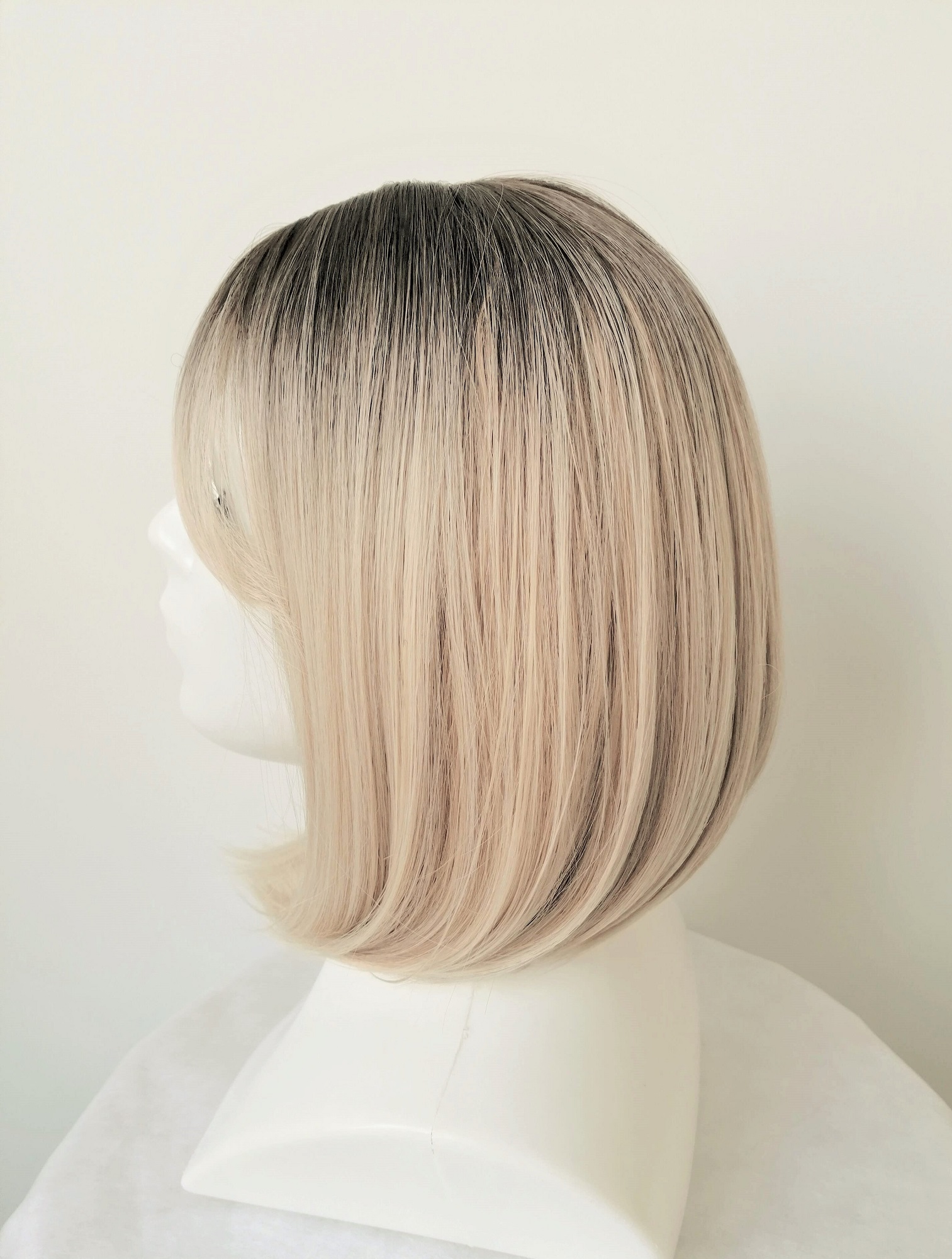 Perukas Nr. 176 blond kare su ilgais kirpčiukais, ombre efektas, ilgis 35cm