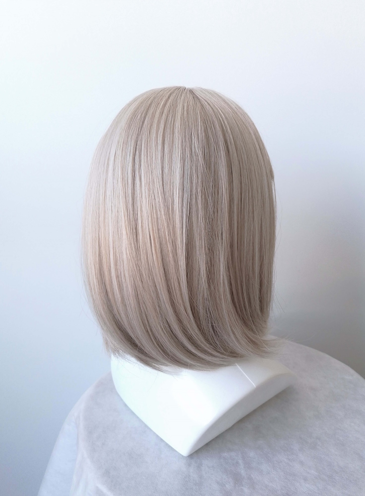 Perukas Nr. 180(1) kare kirpimas, pelenų blond su kirpčiukais, ilgis 35cm