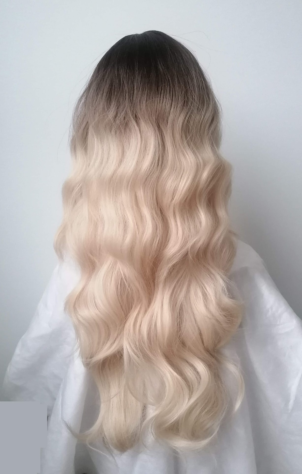 Perukas Nr. 3033(1) banguotas blond, nuaugusių šaknų efektas, ilgis 70cm