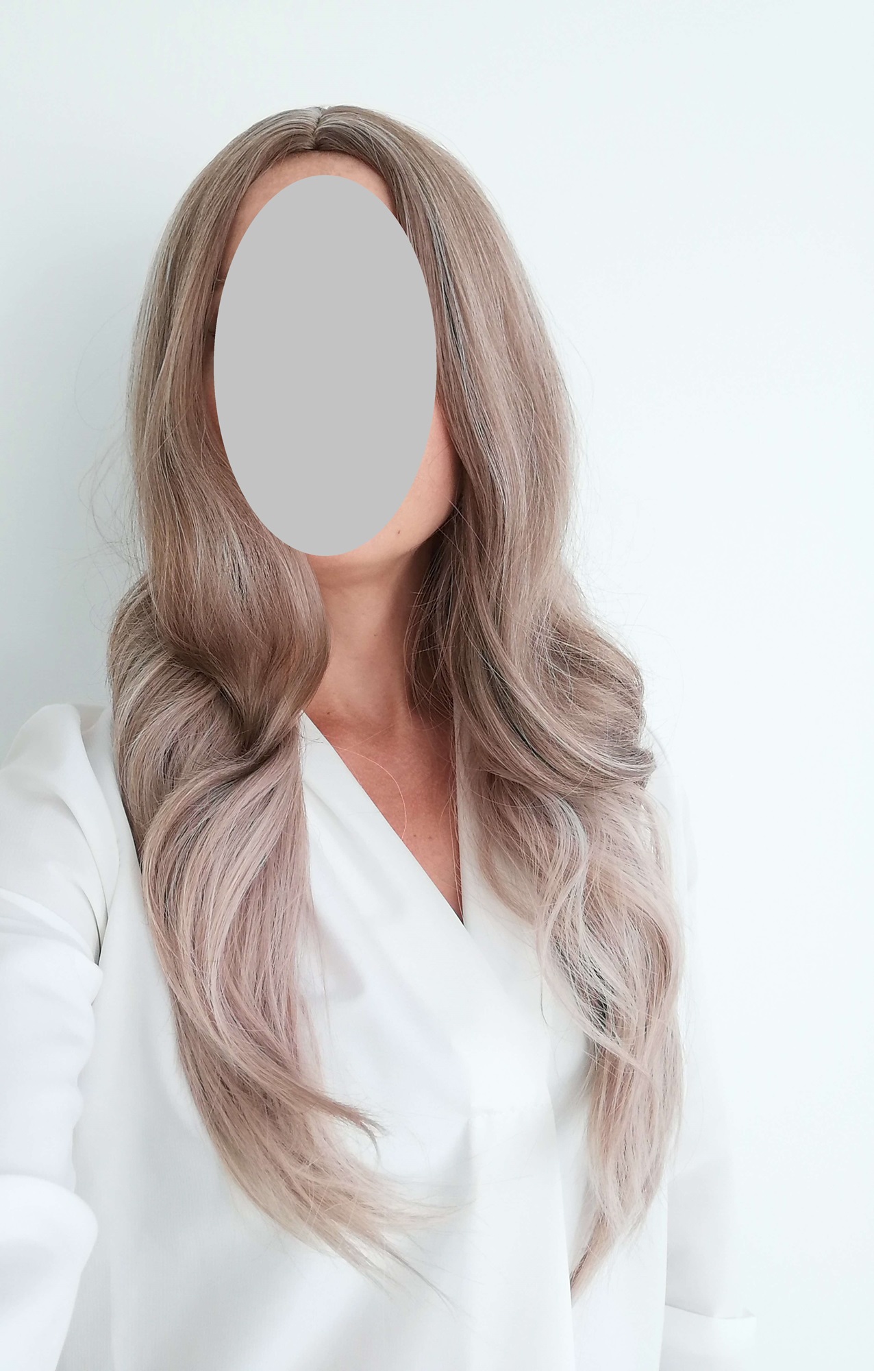 Perukas Nr. 1038(1) latte spalva, banguotas, vos pastebimos šviesesnės sruogos, ilgis 70cm