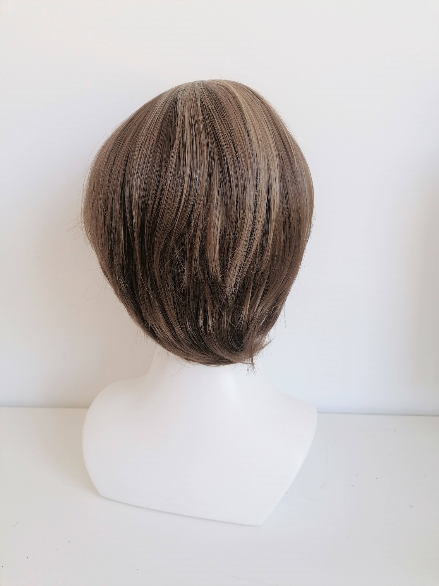 Perukas Nr. 179(1) trumpų plaukų, su šviesesnėmis sruogomis