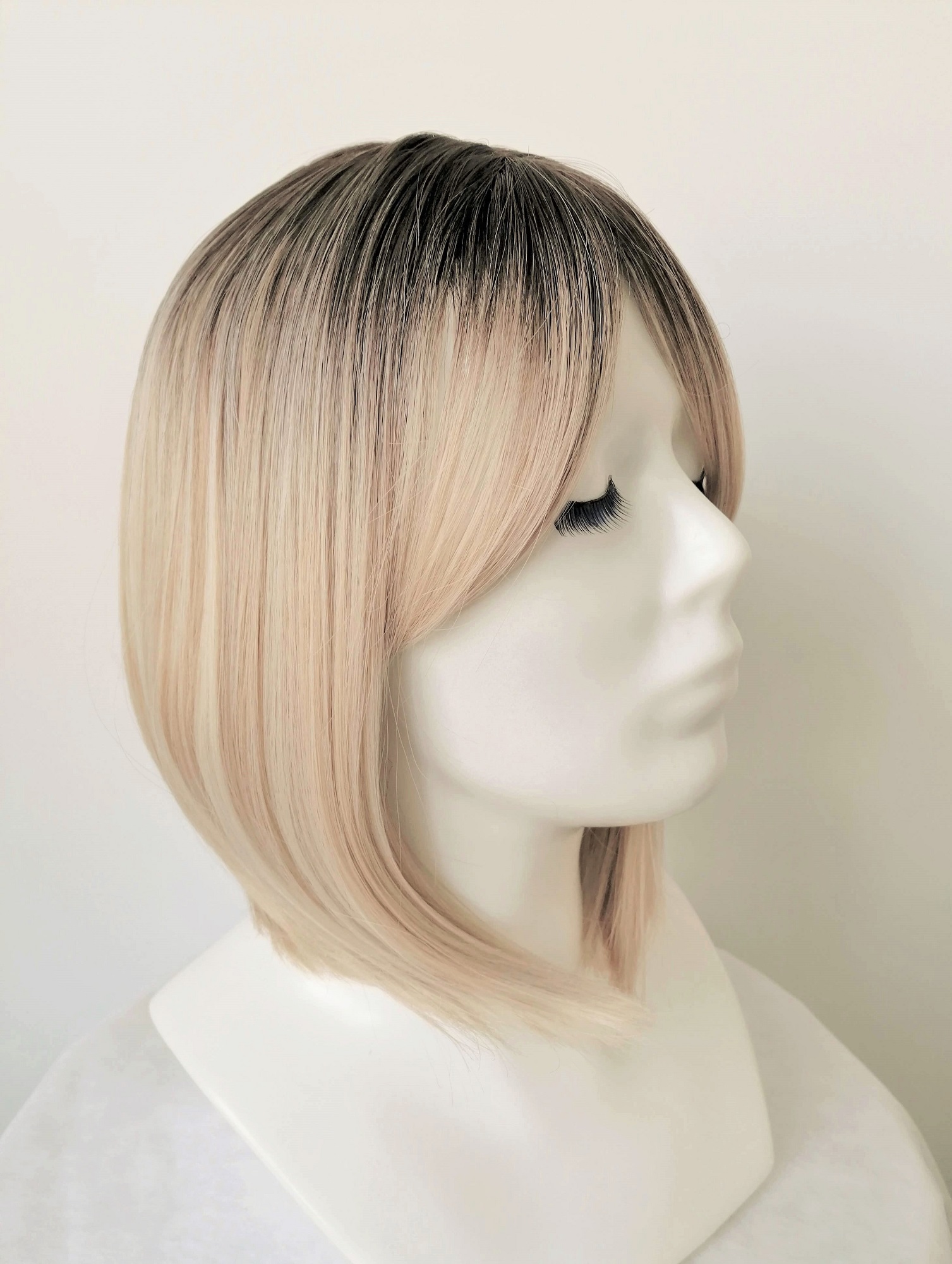 Perukas Nr. 176 blond kare su ilgais kirpčiukais, ombre efektas, ilgis 35cm