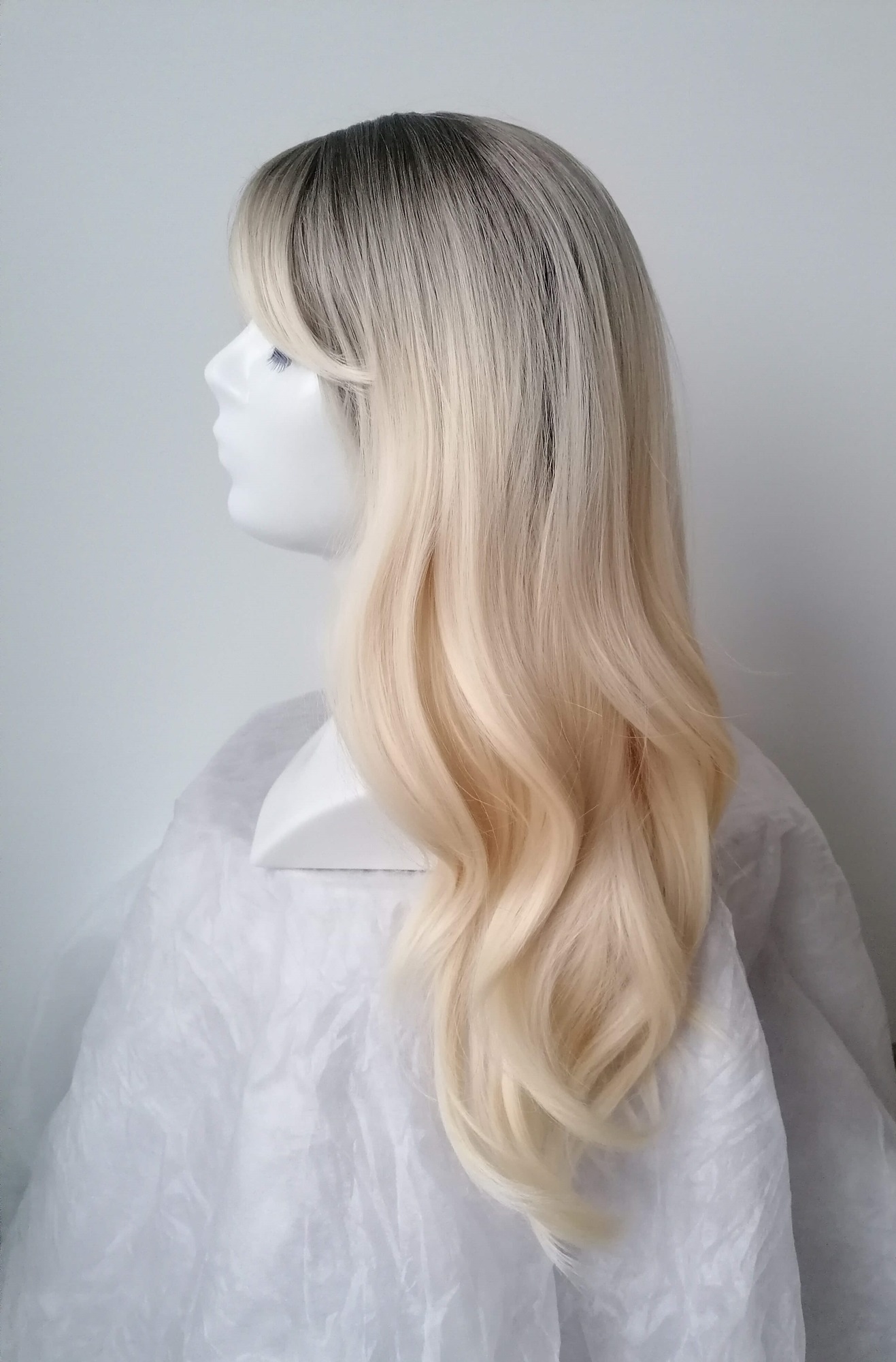 Perukas Nr. 335(1) blond su kirpčiukais, tamsintas viršugalvis, ilgis 60cm
