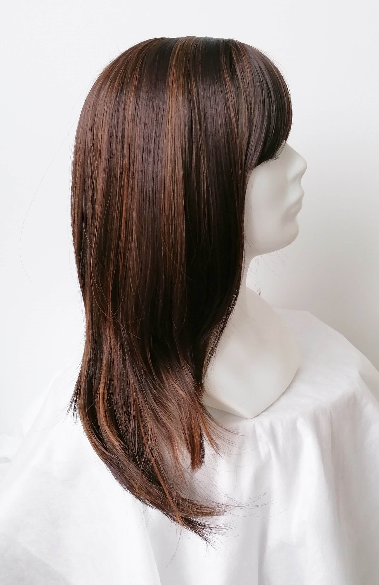 Perukas Nr. 327(1) tamsiai rudas su bordo atspalviu, ilgis 55cm