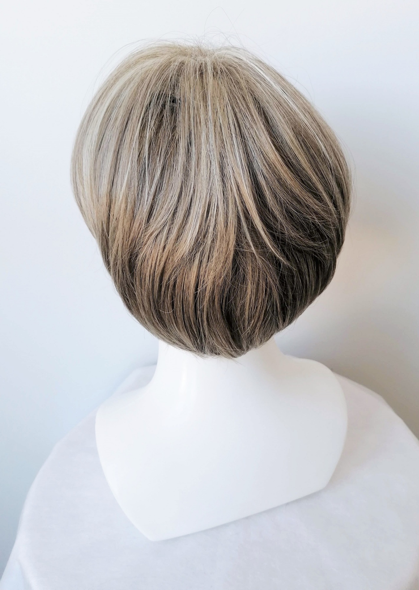 Perukas Nr. 386  trumpų plaukų, natūrali spalva su sruogelėmis