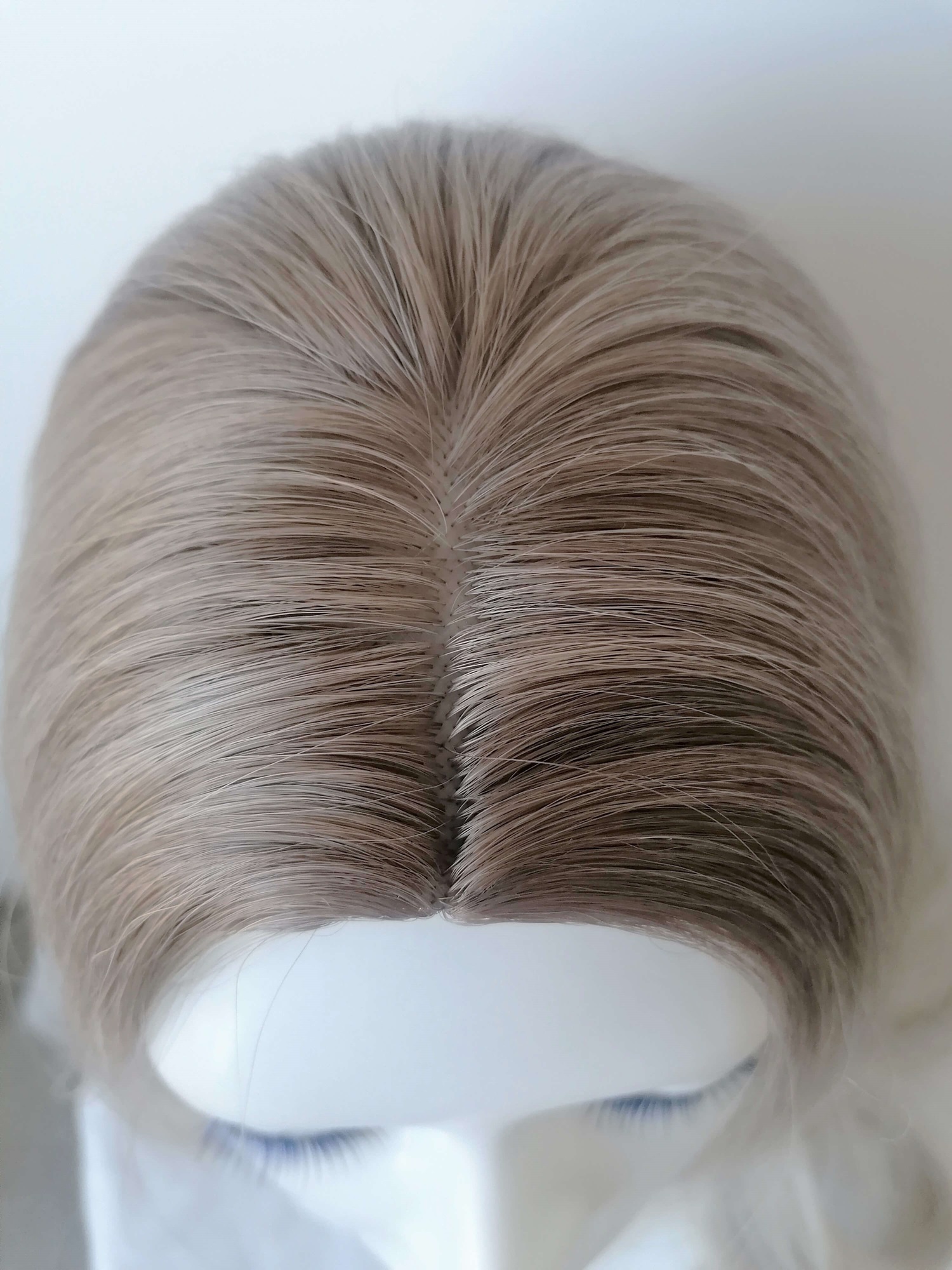 Perukas Nr. 5302 natūrali blond spalva, lengvai banguotas, ilgis 50cm