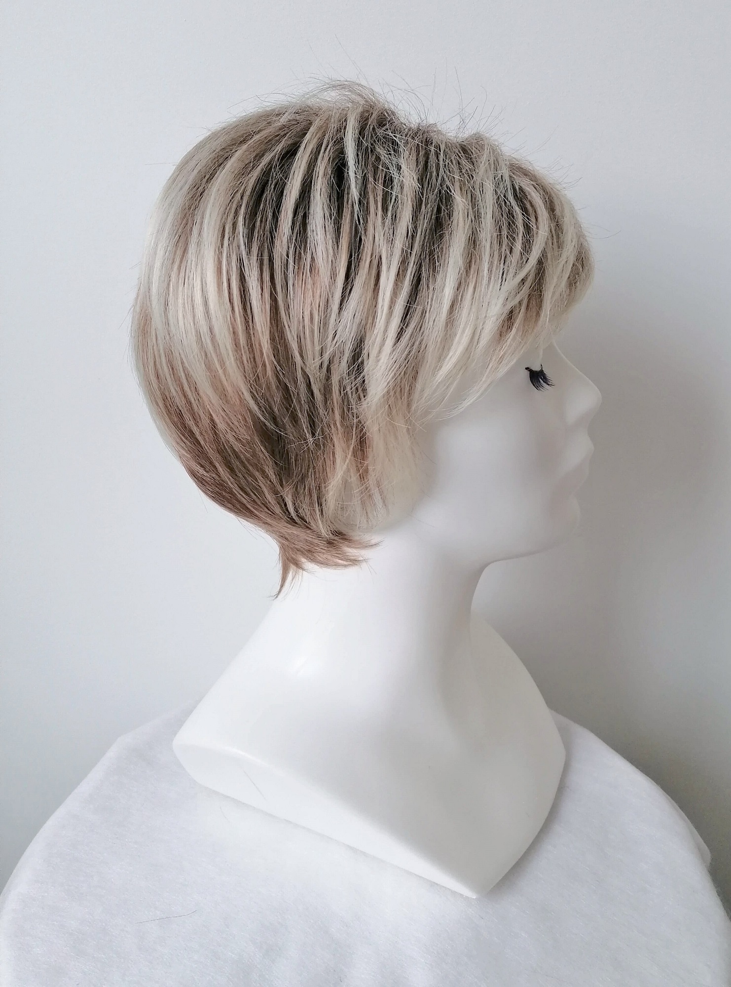 Perukas Nr. 0102 šviesiai rudas su blond viršugalviu