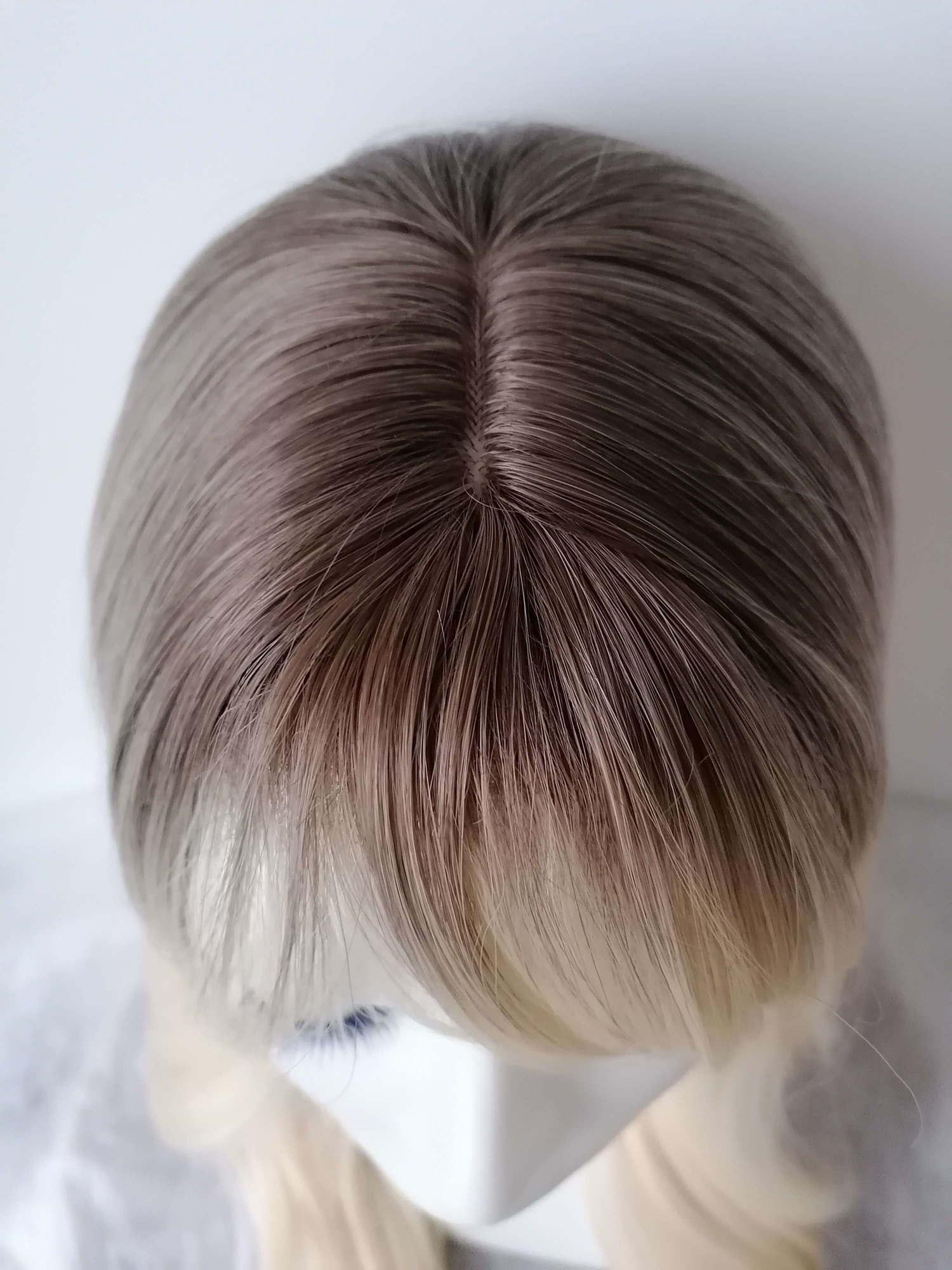 Perukas Nr. 335(1) blond su kirpčiukais, tamsintas viršugalvis, ilgis 60cm