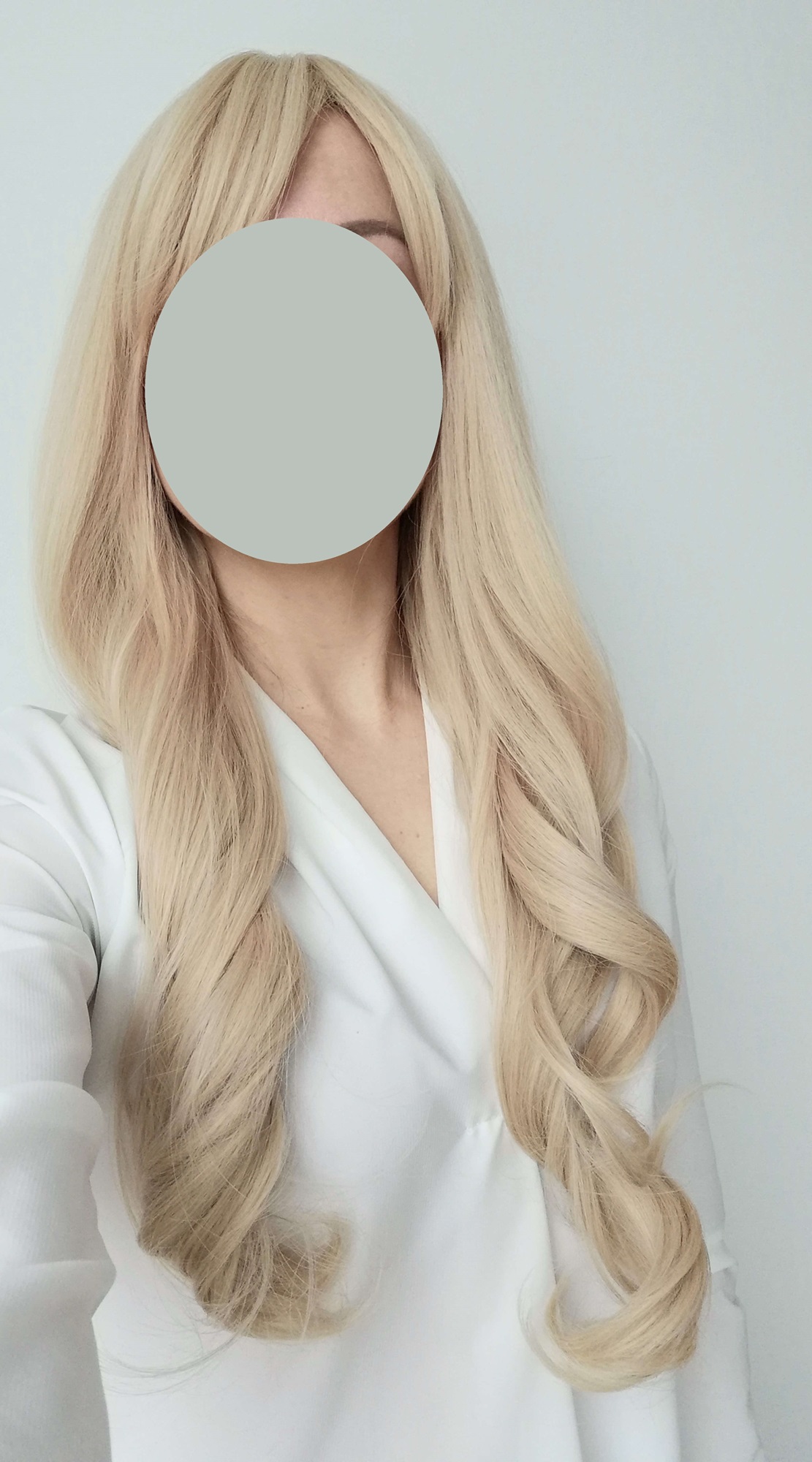 Perukas Nr. 270(1) banguotas blond su kirpčiukais, ilgis 75cm
