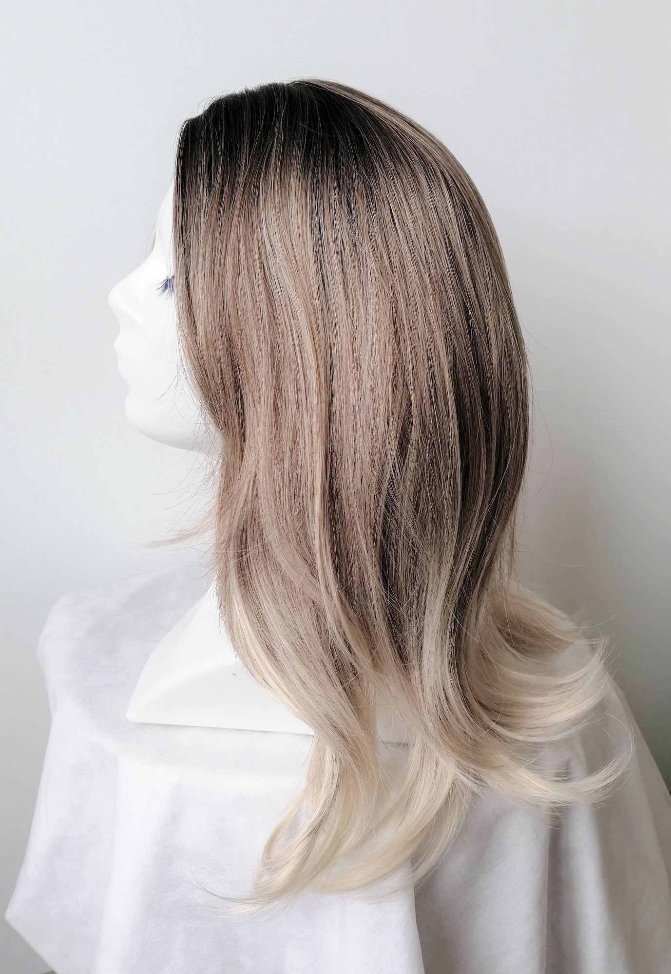 Perukas Nr. 1081 natūrali spalva, šviesėjantys galai, ilgis 45cm