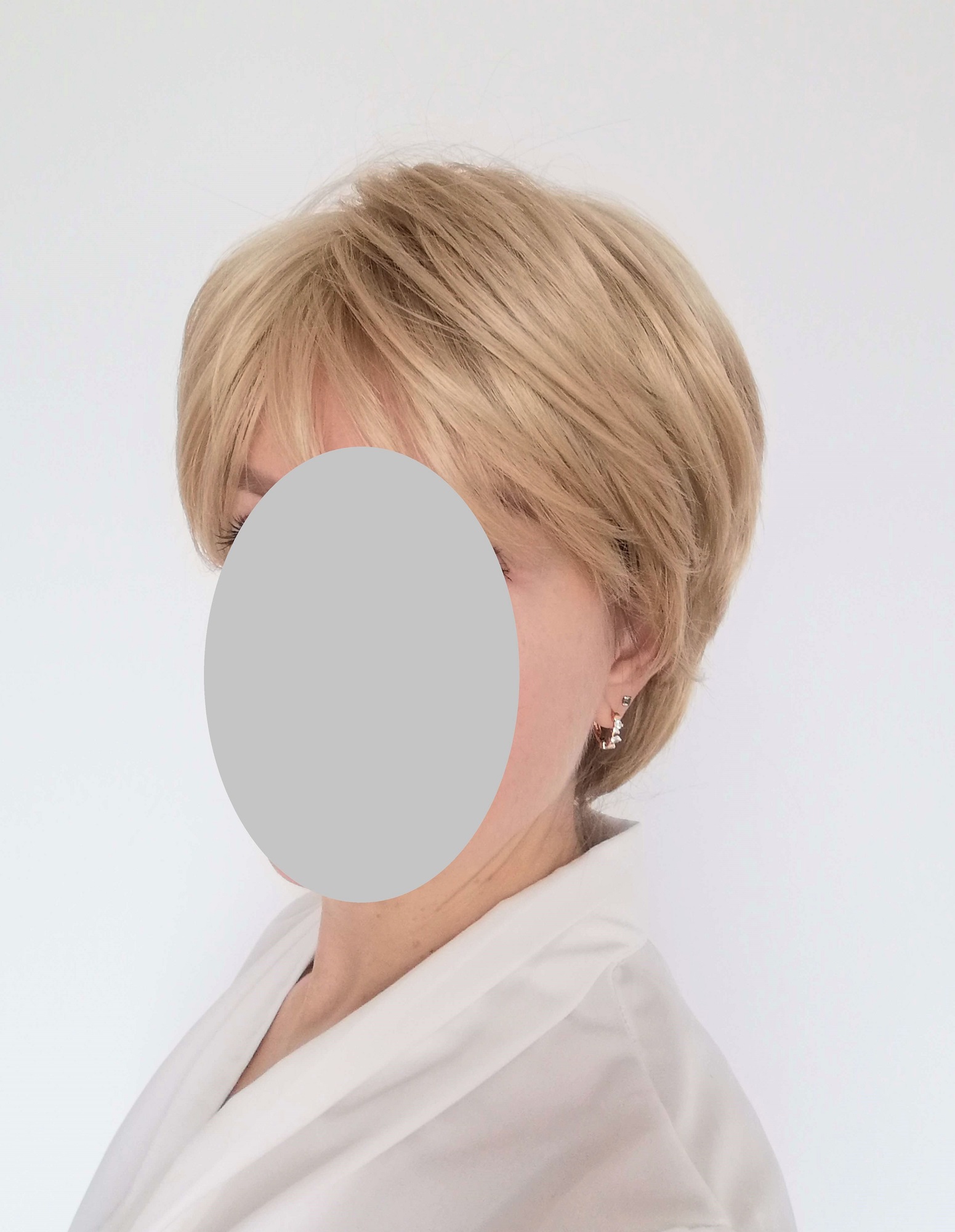 Perukas Nr. 24B trumpų plaukų, gintarinė blond spalva