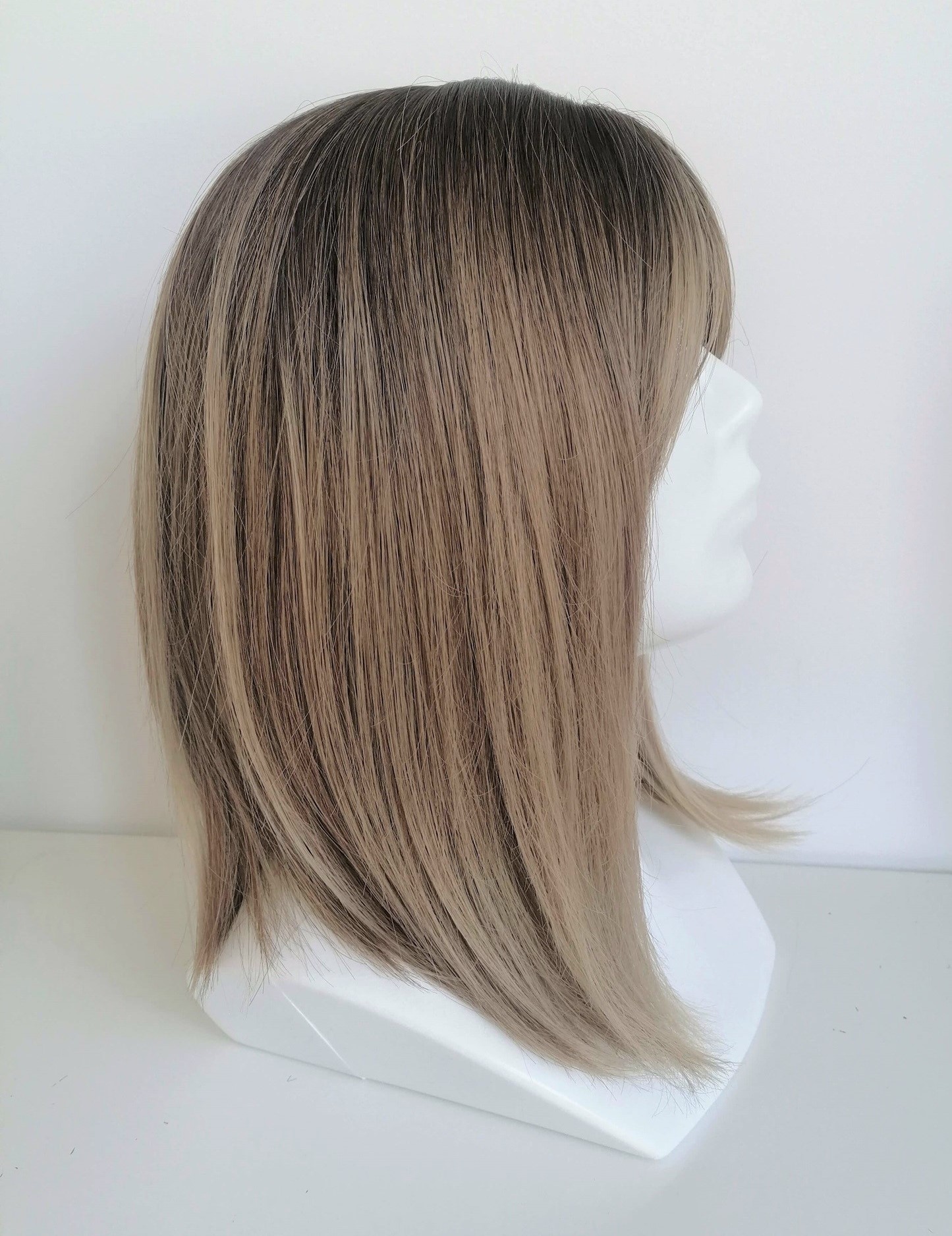 Perukas Nr. 1052(3) natūrali spalva, su kirpčiukais, ilgis 40cm