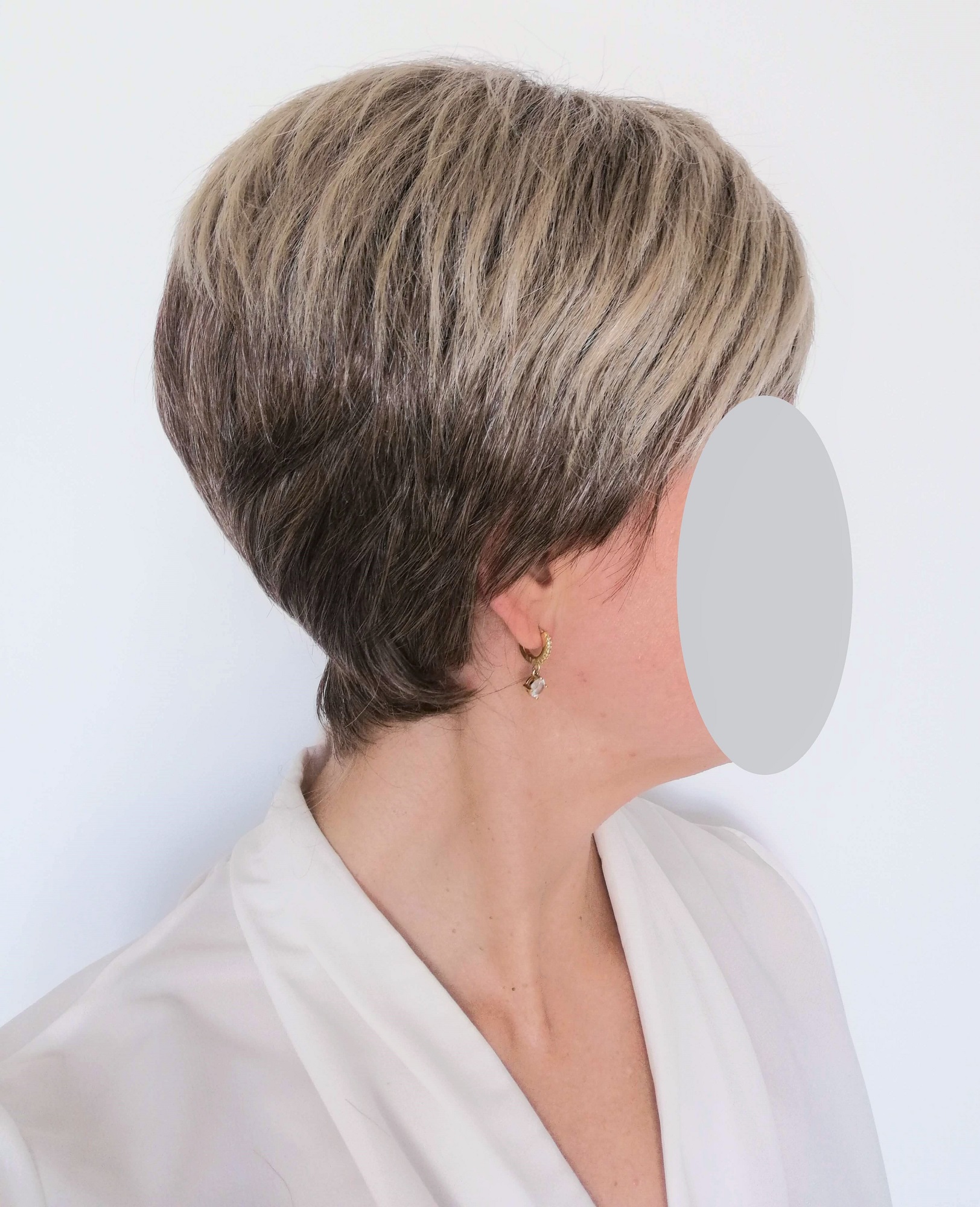 Perukas Nr.500 trumpų plaukų, minimaliai šviesintas viršugalvis