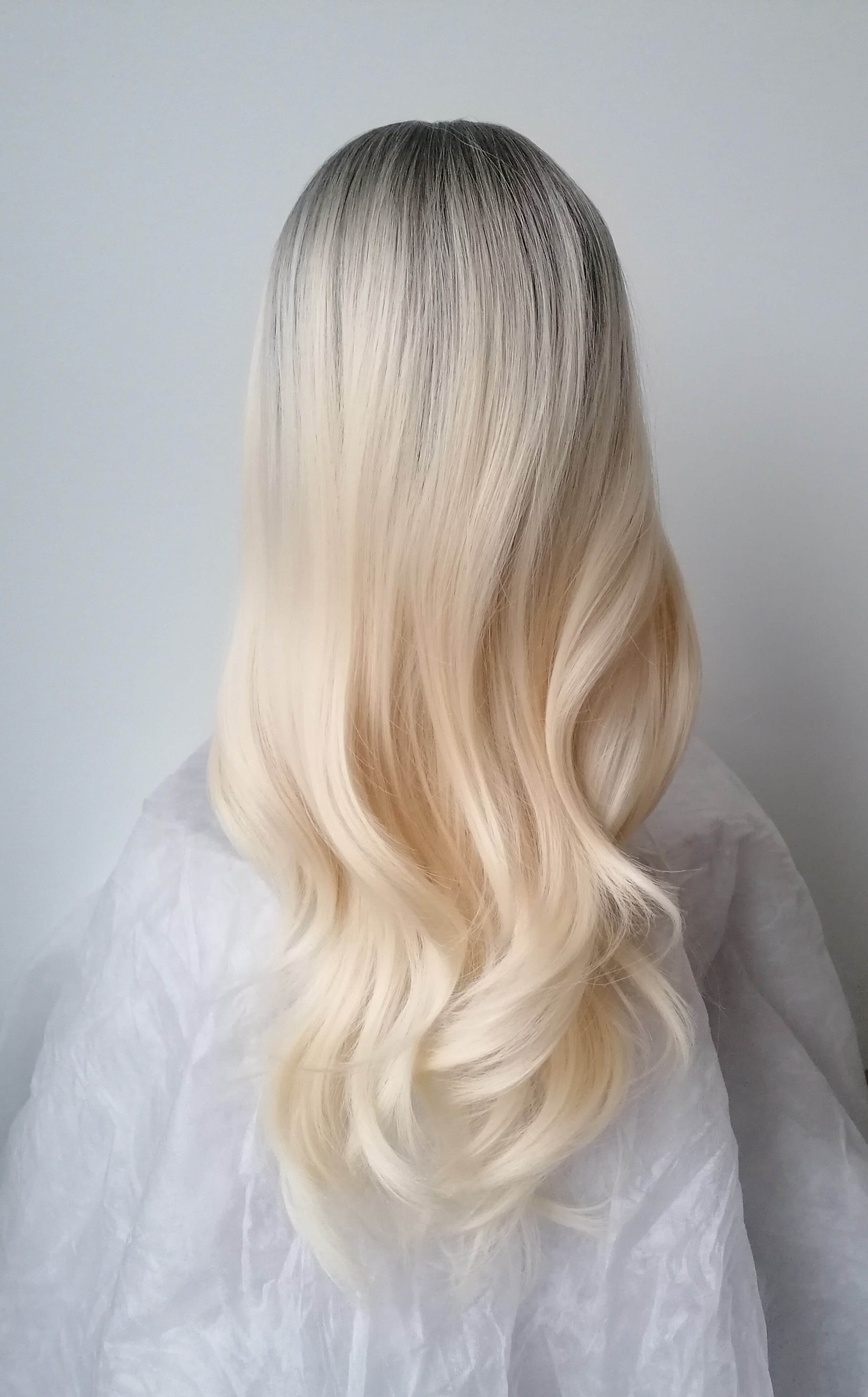 Perukas Nr. 335(1) blond su kirpčiukais, tamsintas viršugalvis, ilgis 60cm