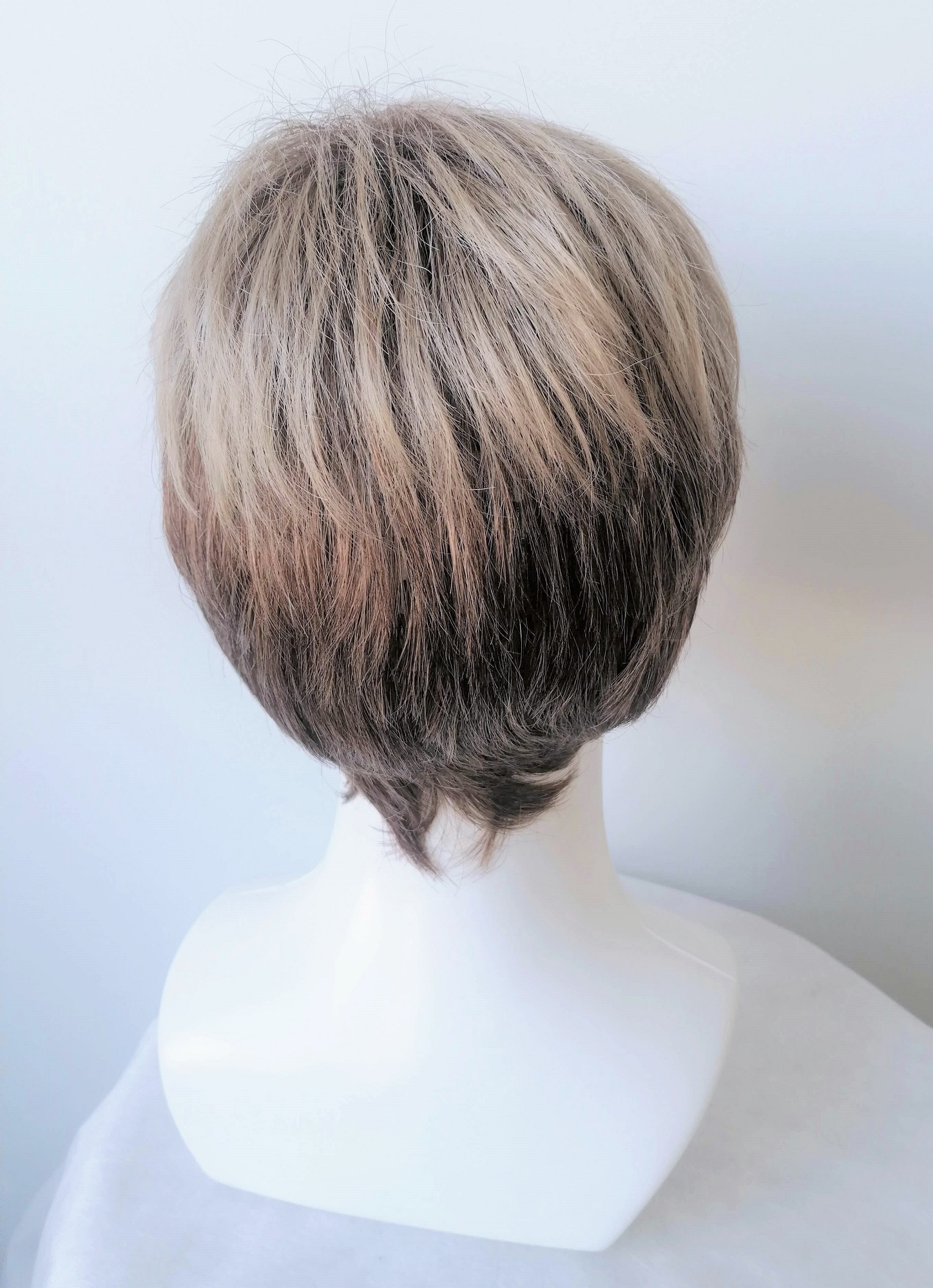 Perukas Nr.500 trumpų plaukų, minimaliai šviesintas viršugalvis