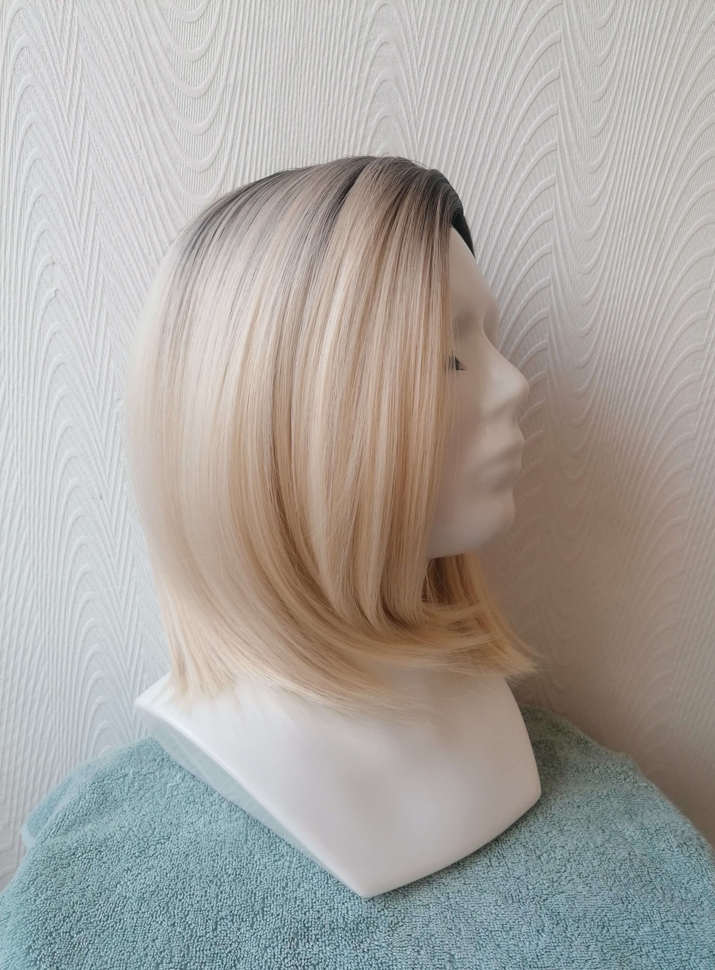 Perukas Nr.168 blond kare kirpimas, skyrimas šone, ombre efektas