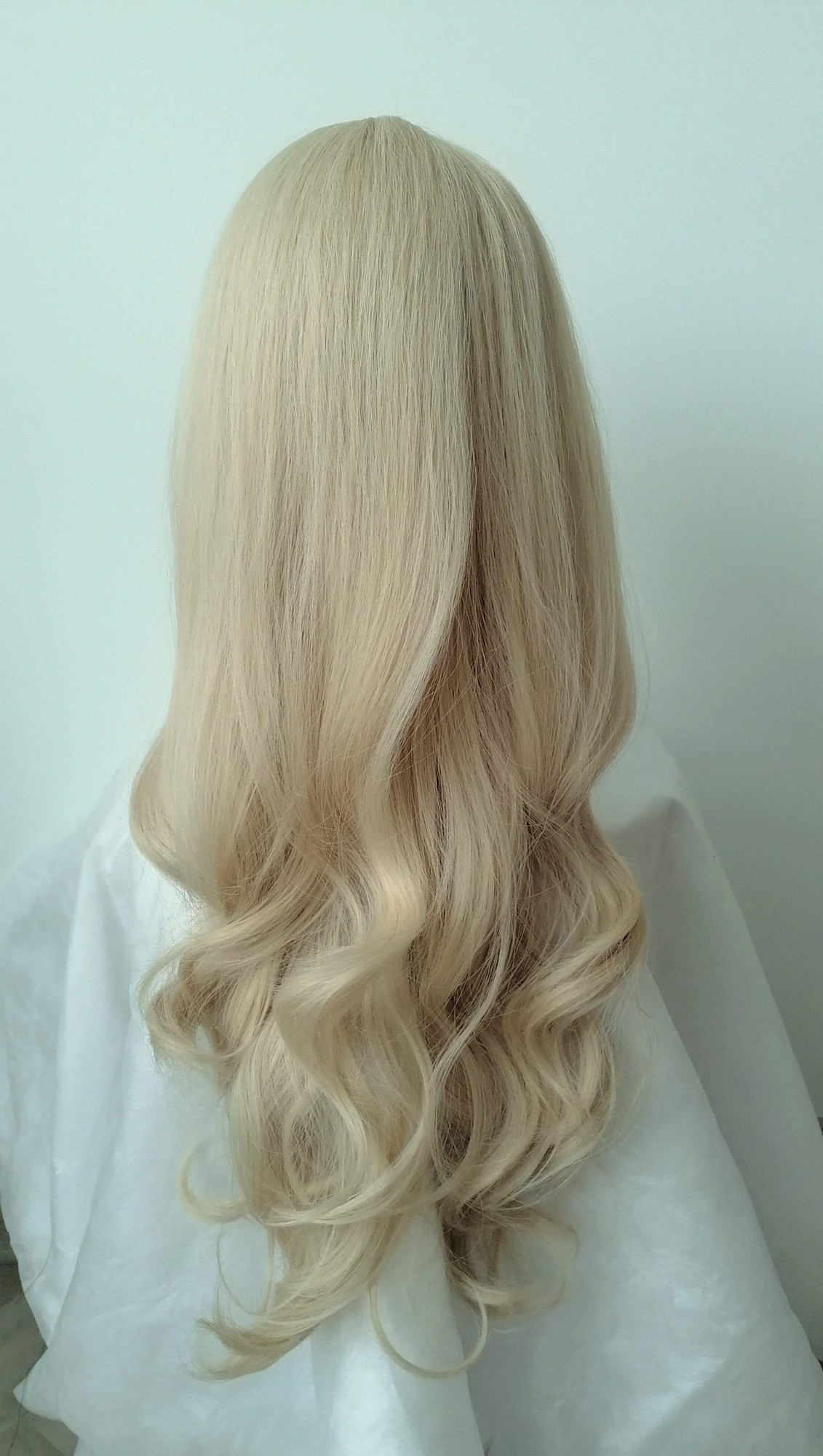 Perukas Nr. 270(1) banguotas blond su kirpčiukais, ilgis 75cm