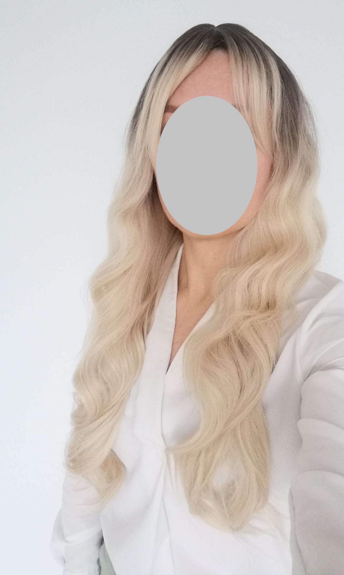 Perukas Nr. 3033(1) banguotas blond, nuaugusių šaknų efektas, ilgis 70cm