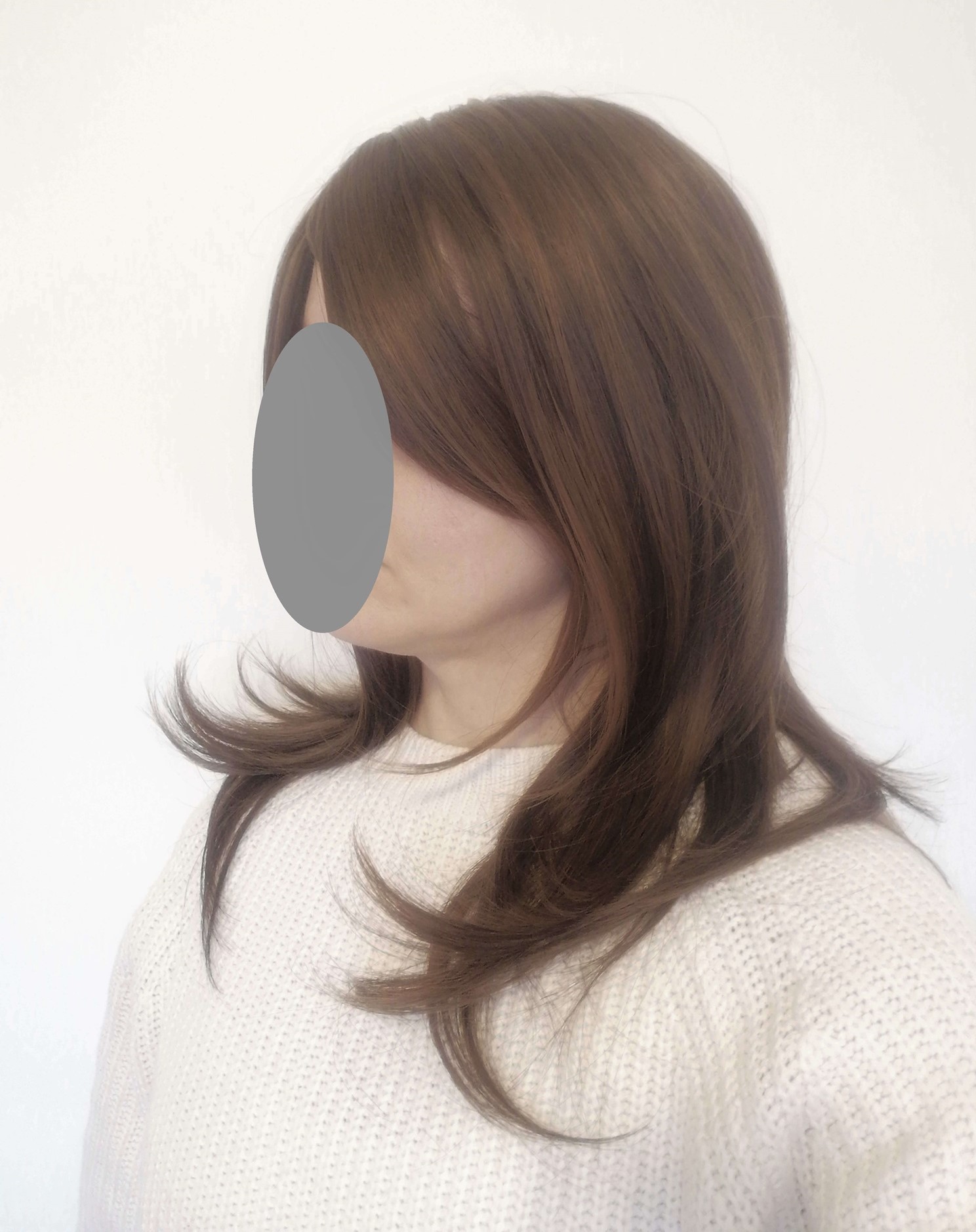 Perukas Nr. 107(1) tamsiai rudas su ilgais kirpčiukais, skyrimas šiek tiek šone, 50cm