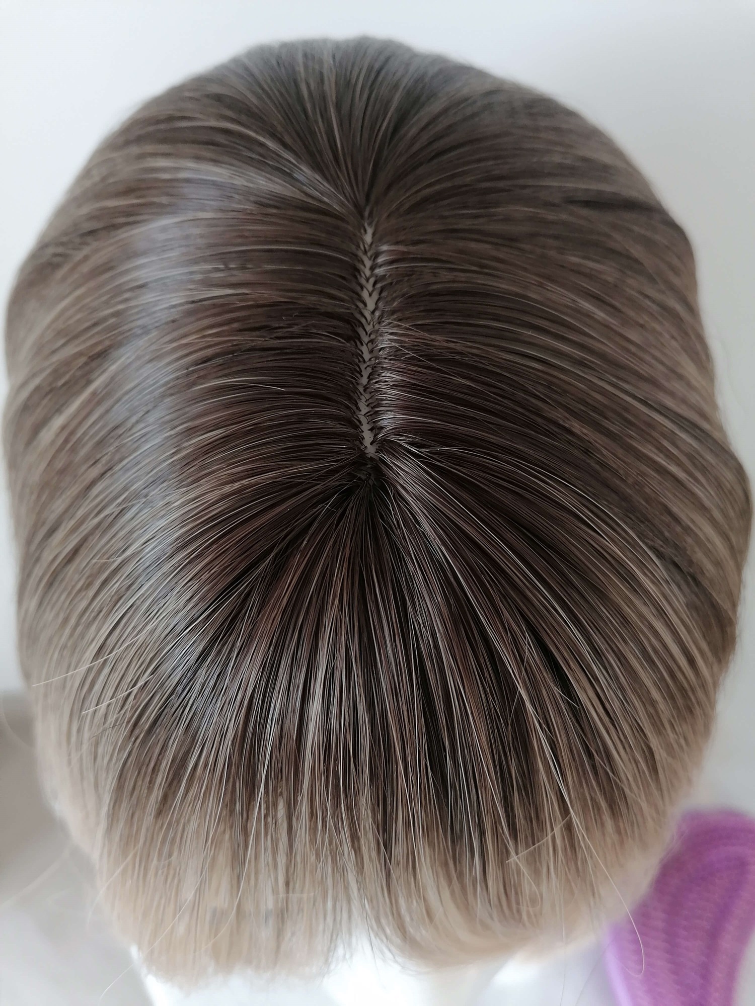 Perukas Nr. 152(4) natūrali blond spalva, tamsintas viršugalvis, ilgis 38cm