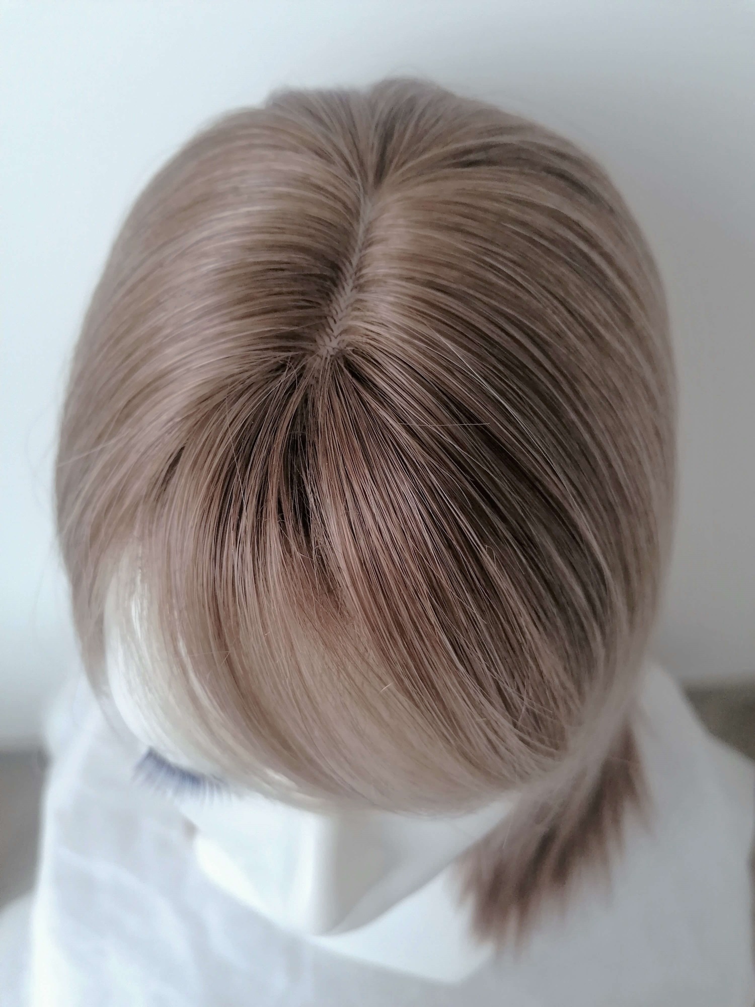 Perukas Nr. 2067 blond ombre, tamsėjantys galai, ilgis 35cm