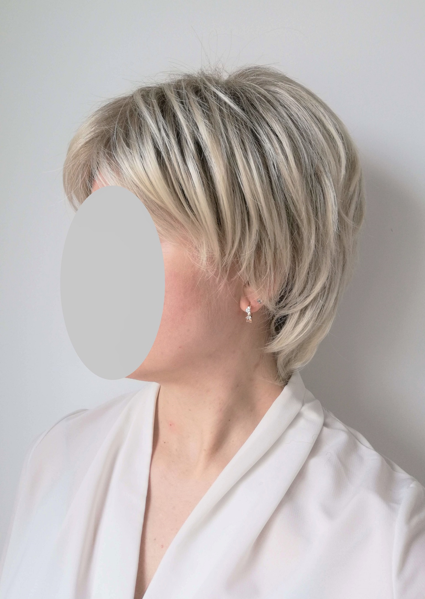 Perukas Nr. R12-26 trumpų plaukų blond, viršugalvis natūralios spalvos