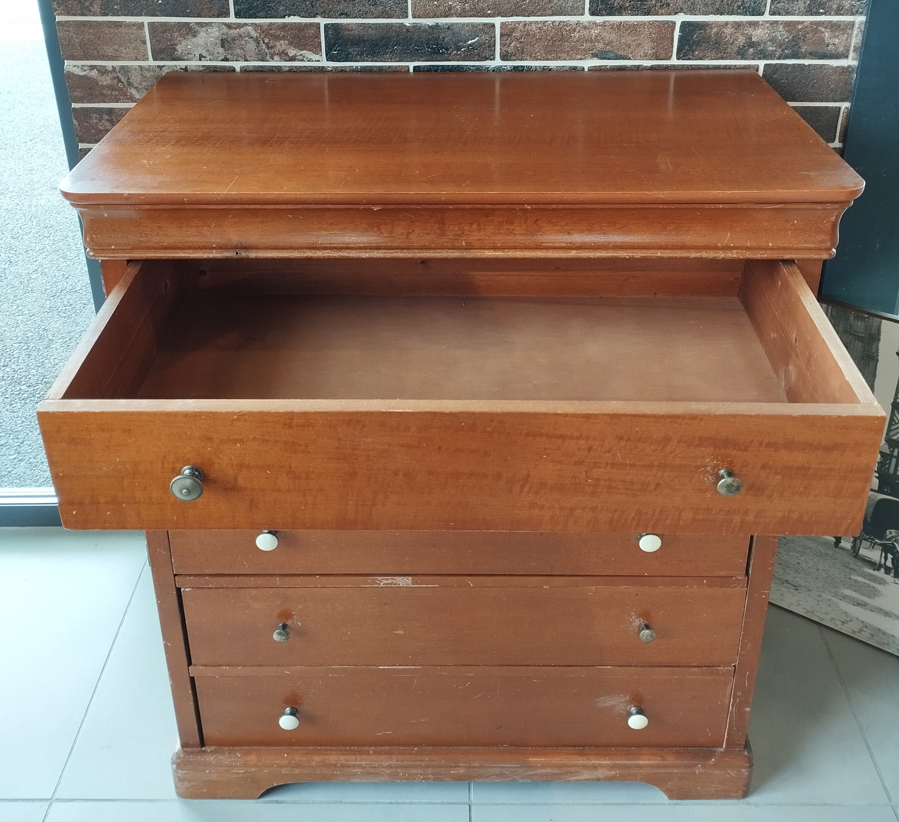 Commode à Quatre Tiroirs