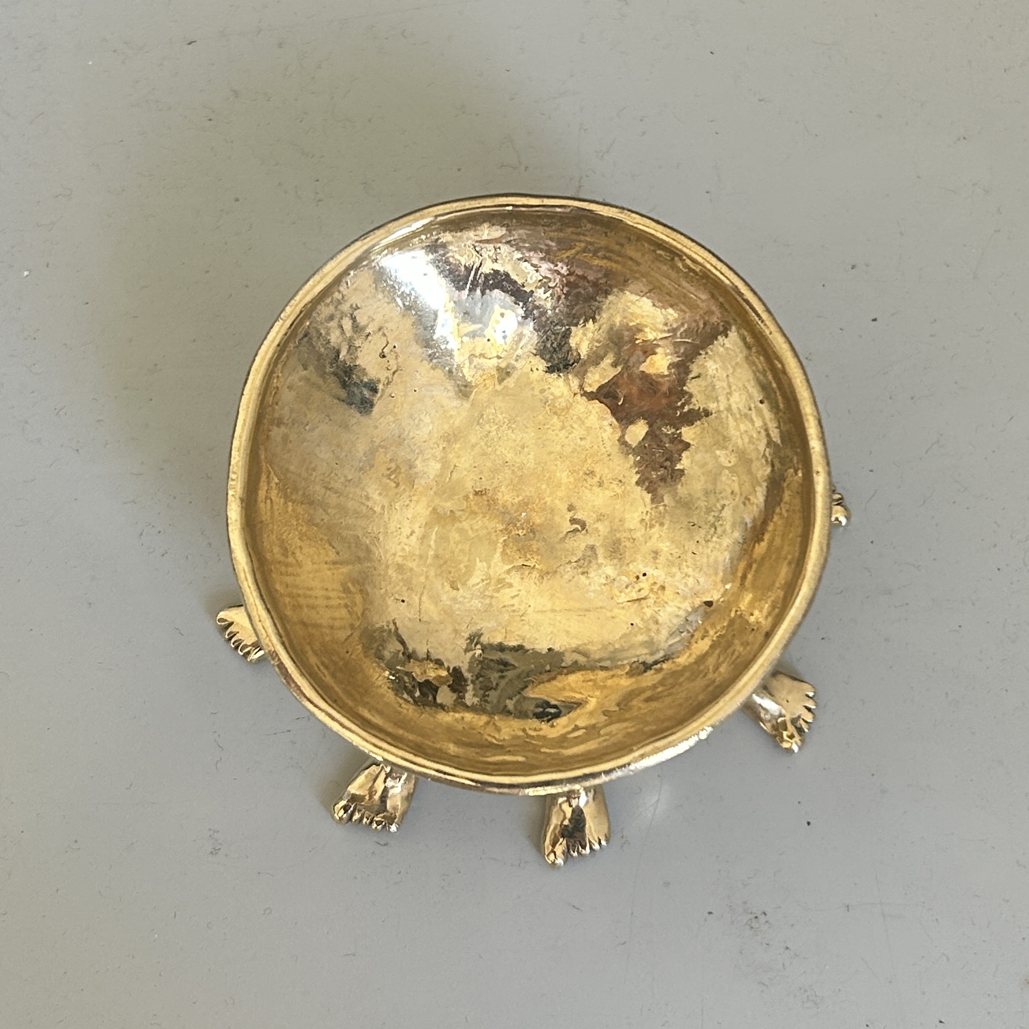 TE HAS PREGUNTADO CUANTOS PIES PUEDE TENER UN CENICERO?