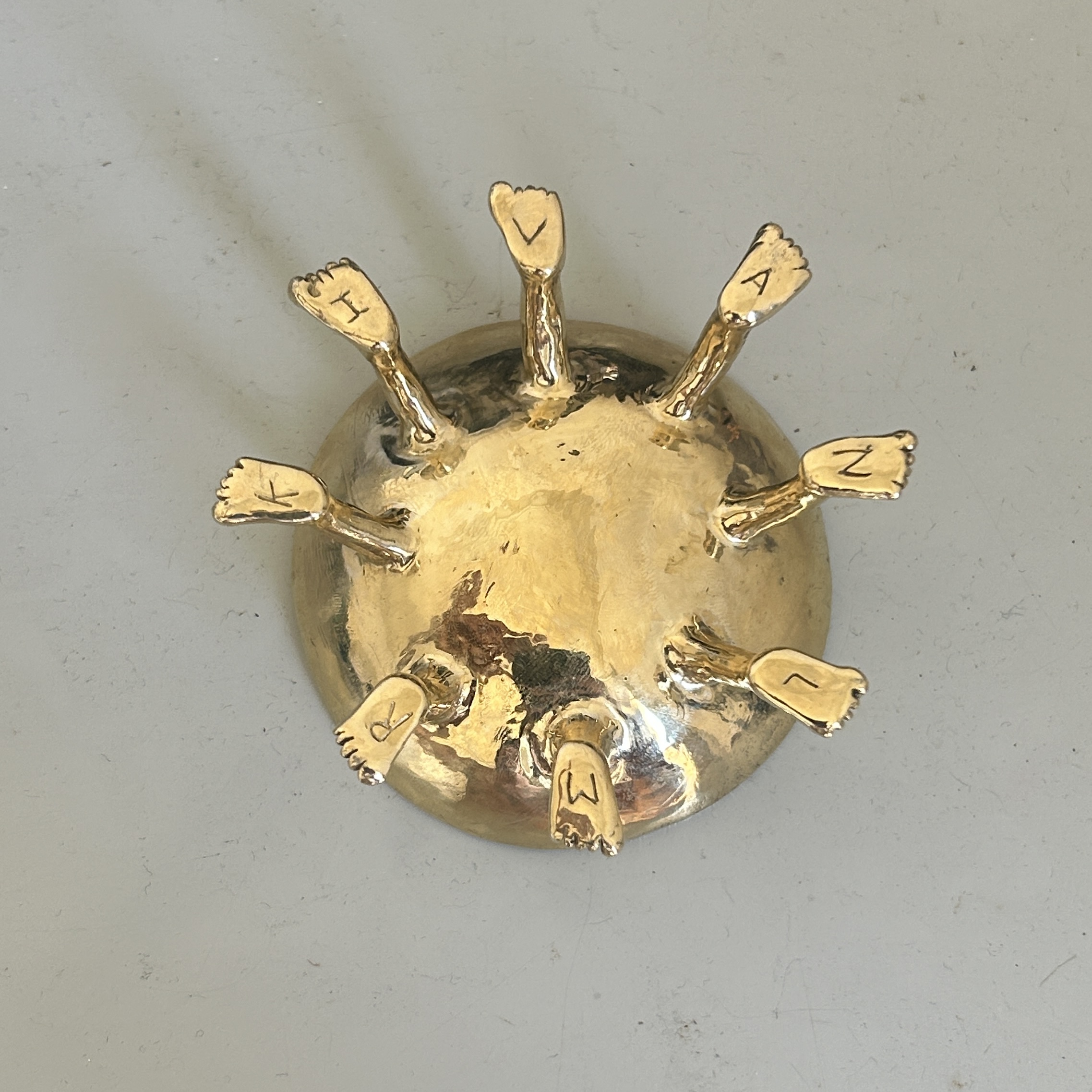 TE HAS PREGUNTADO CUANTOS PIES PUEDE TENER UN CENICERO?