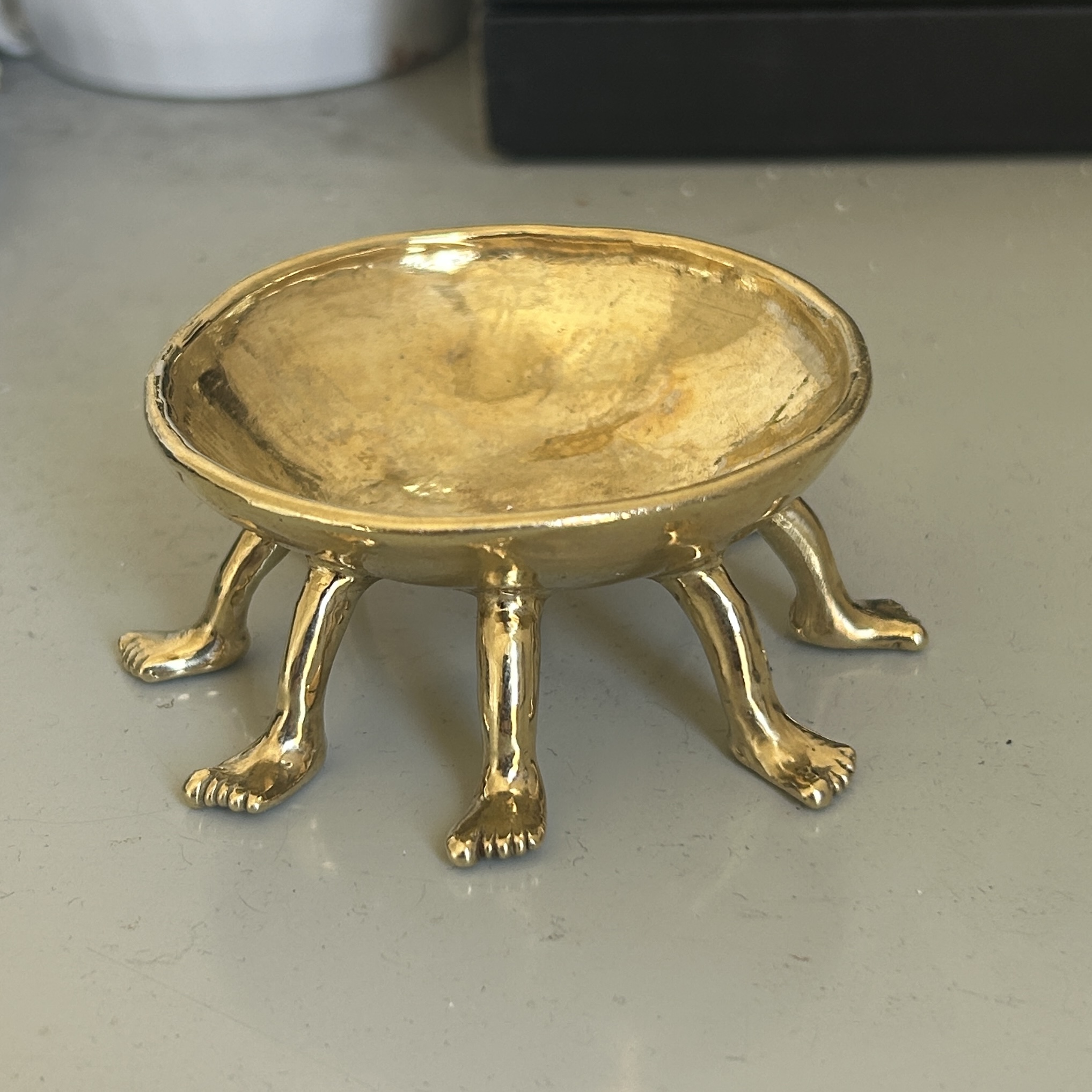 TE HAS PREGUNTADO CUANTOS PIES PUEDE TENER UN CENICERO?