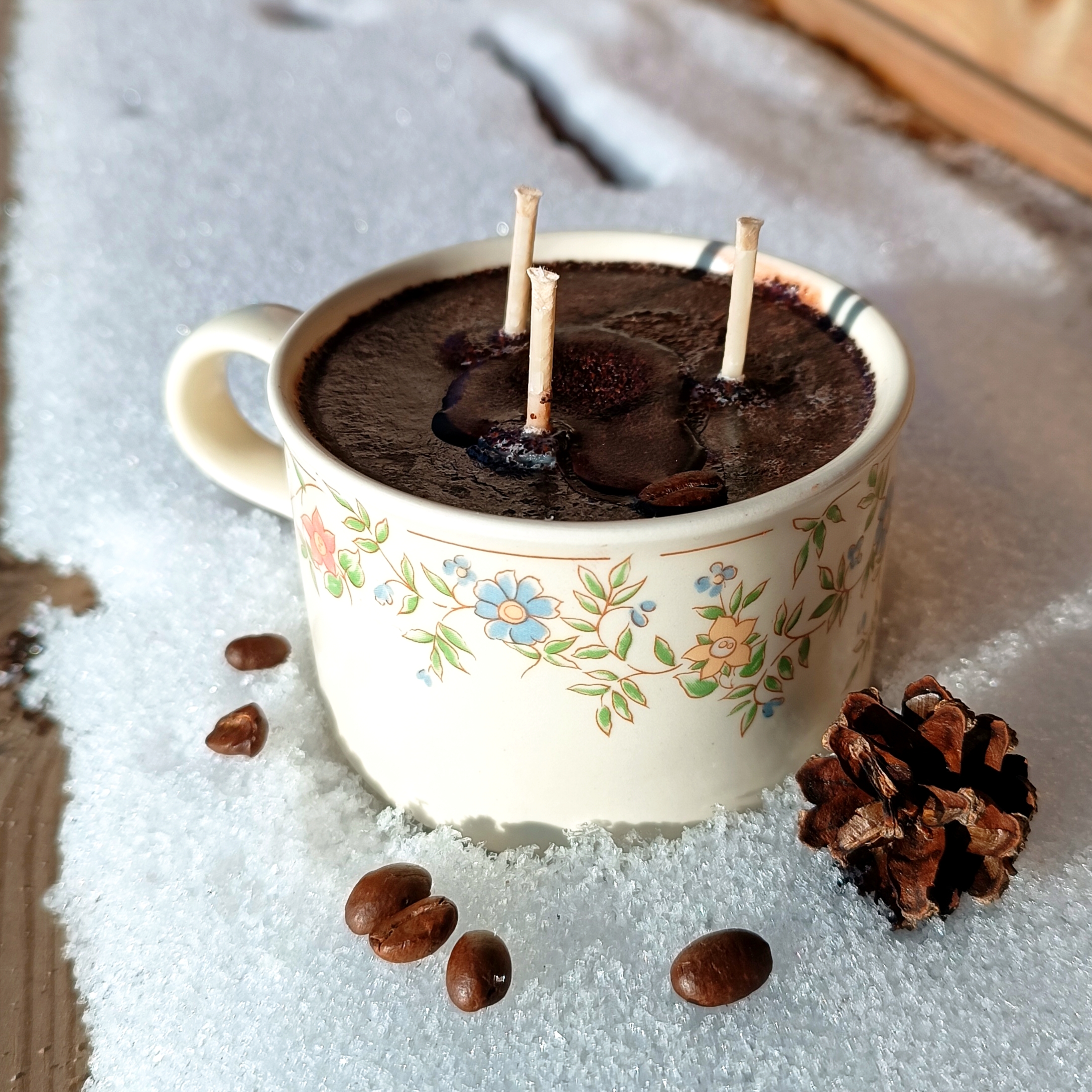 Šokoladinė 🍫 sojų vaško žvakė jaukiame arbatiniame puodelyje 