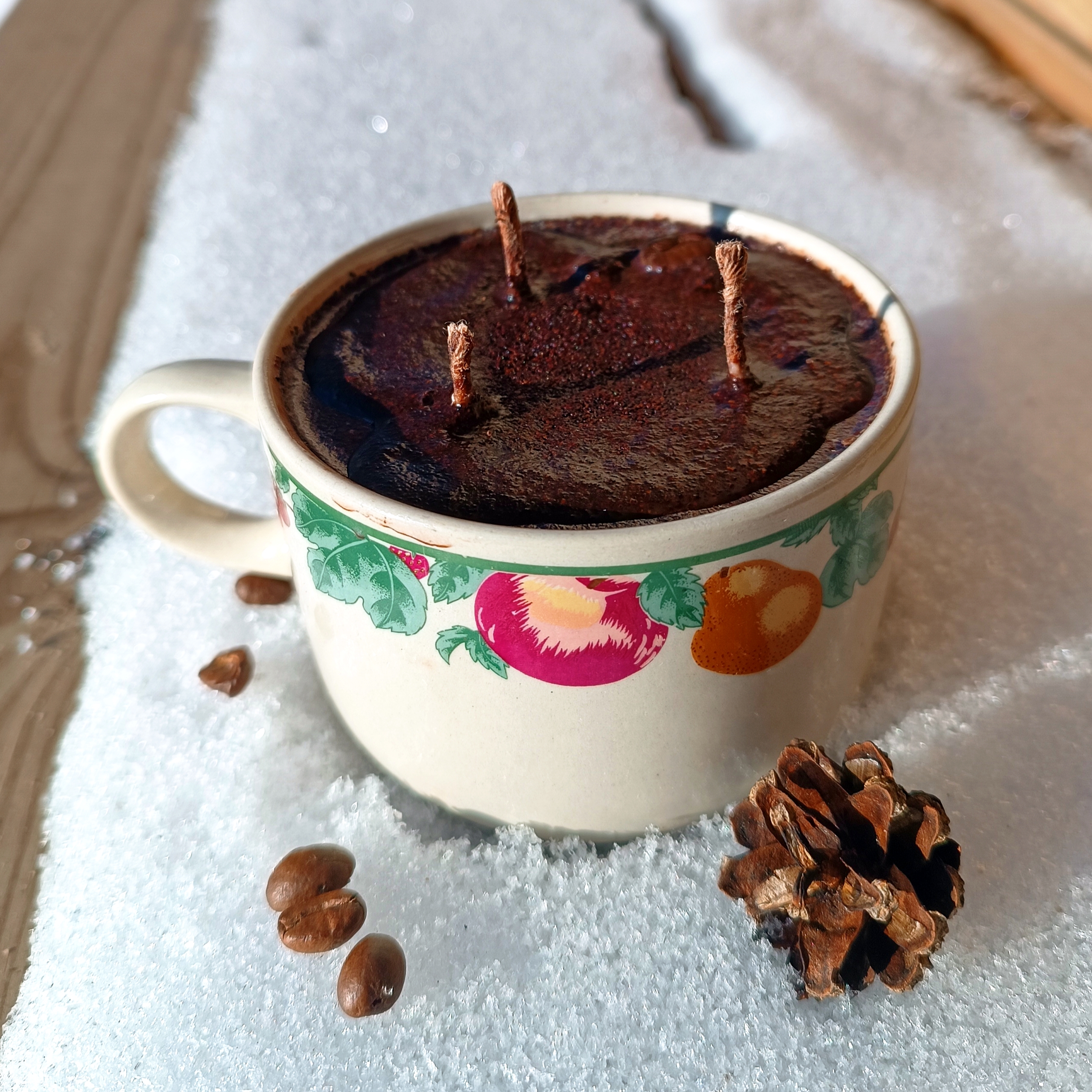 Šokoladinė 🍫 sojų vaško žvakė jaukiame arbatiniame puodelyje 