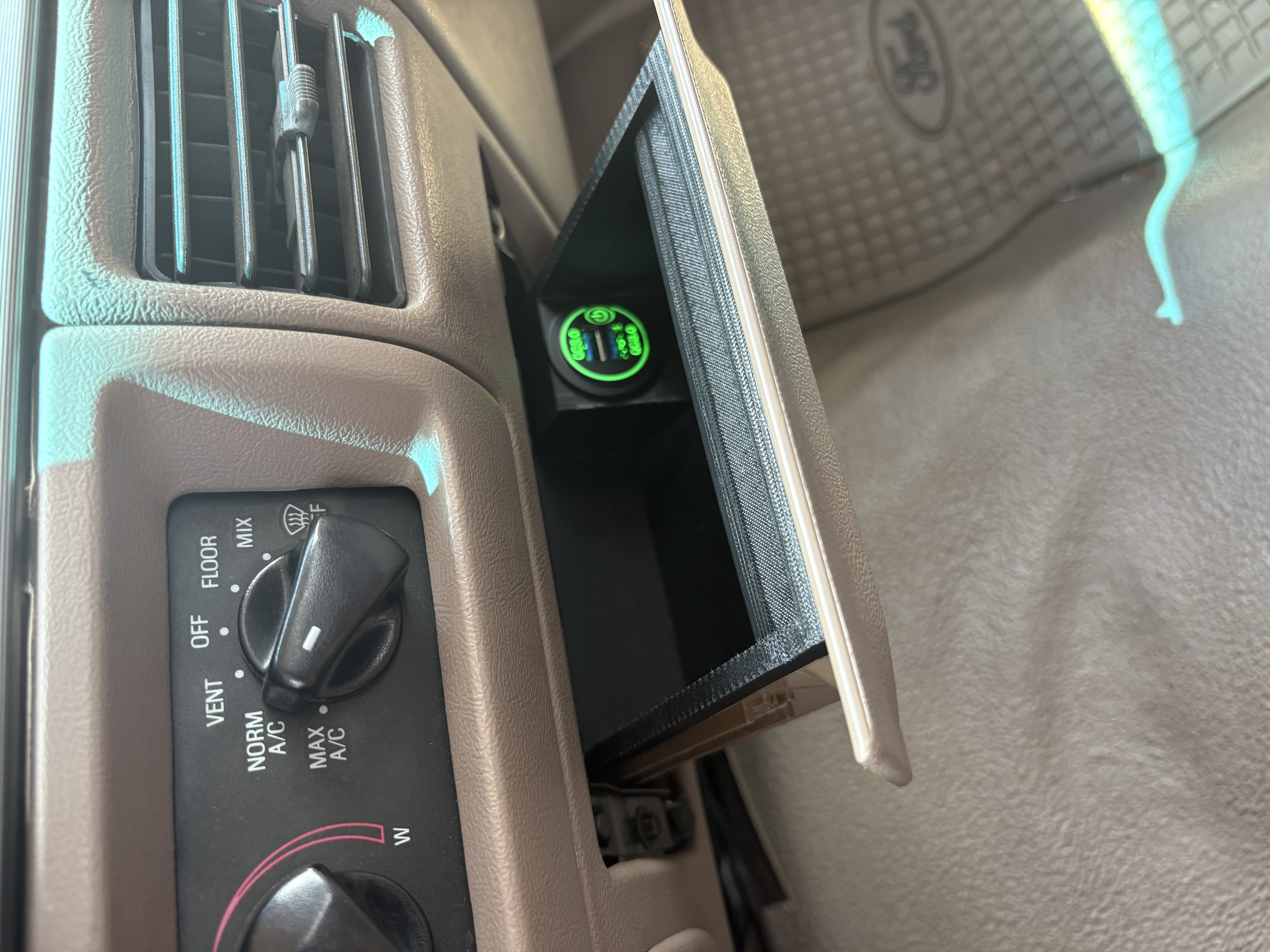 Ashtray insert with USB