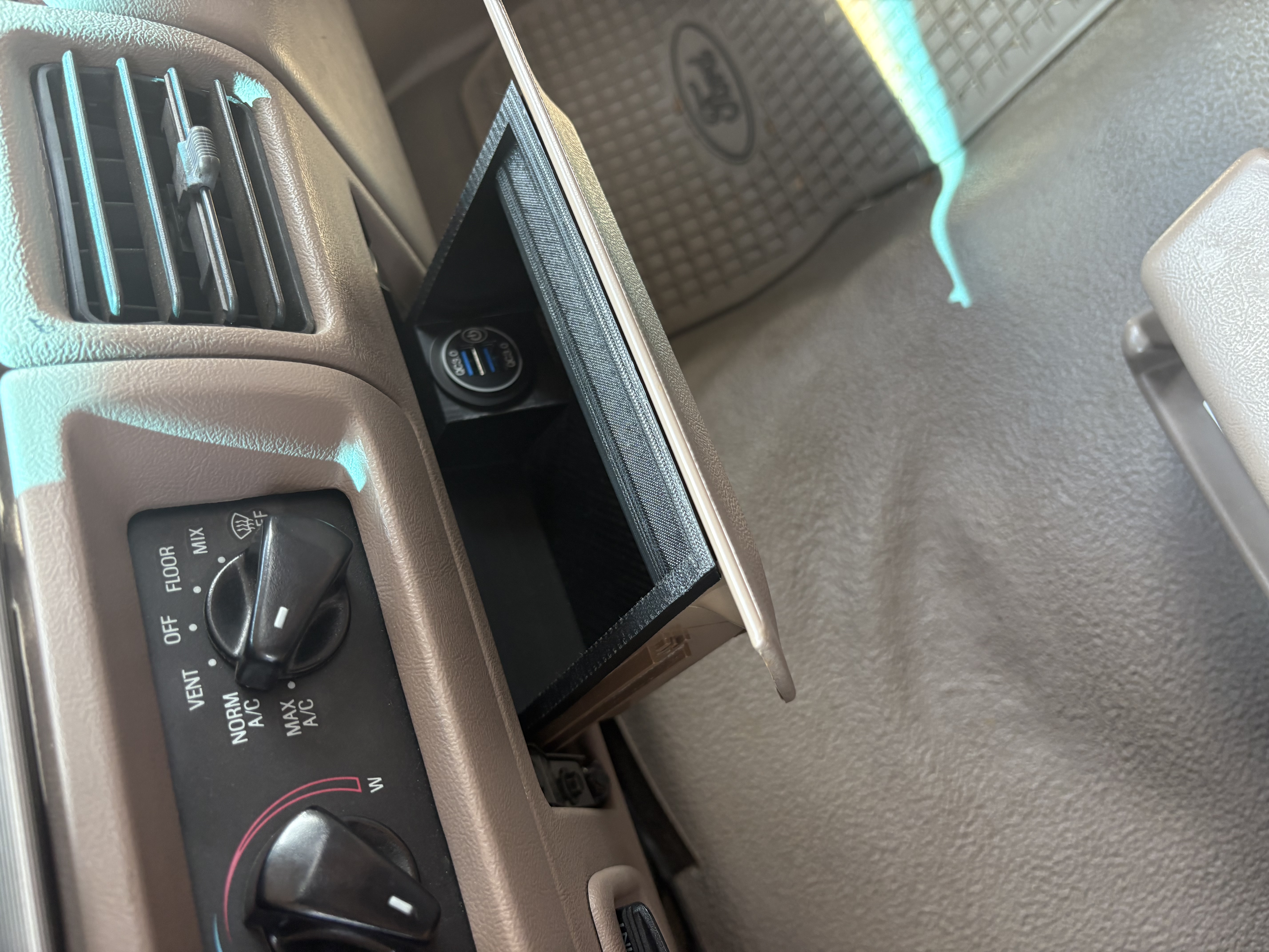 Ashtray insert with USB