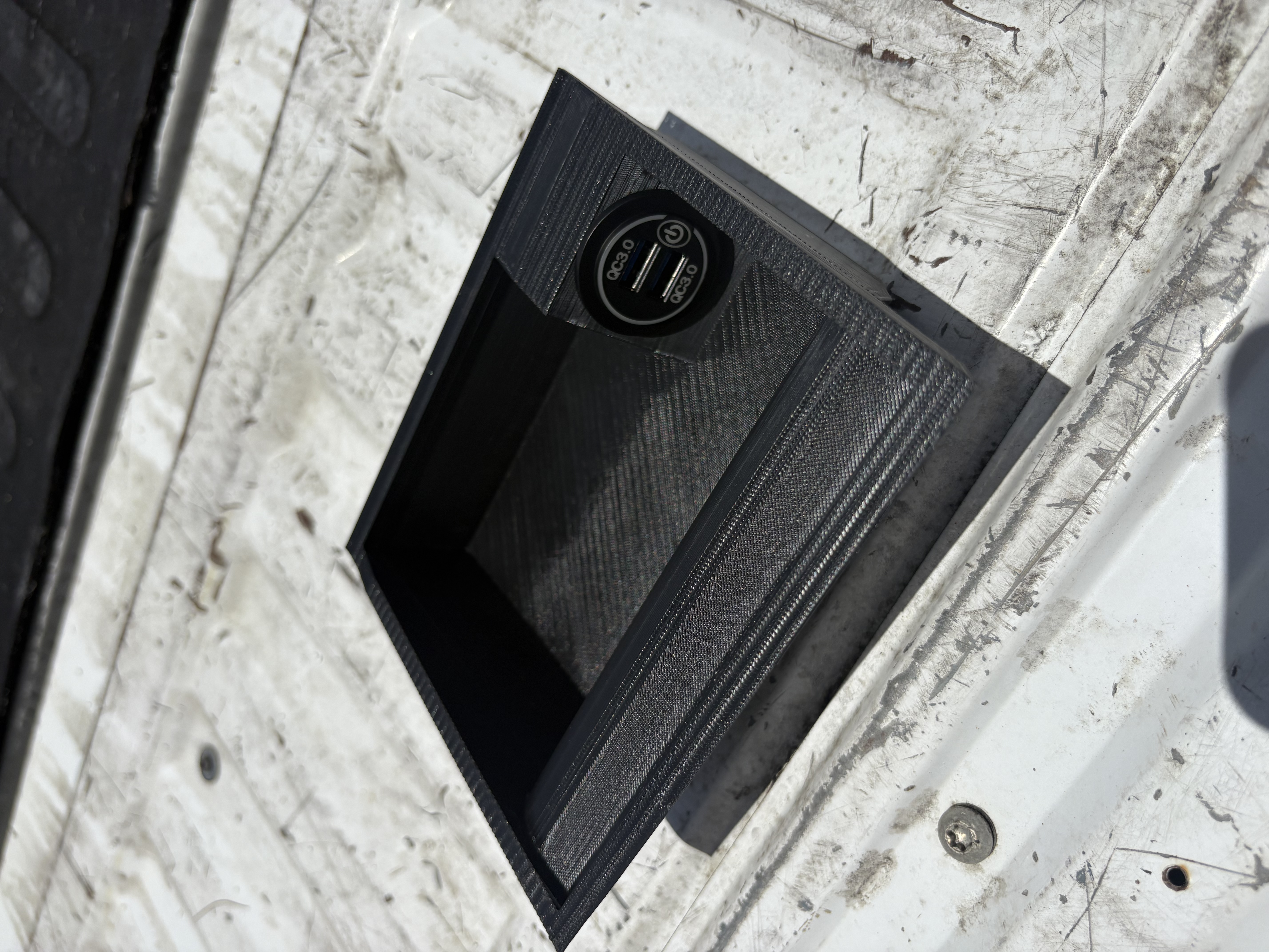 Ashtray insert with USB